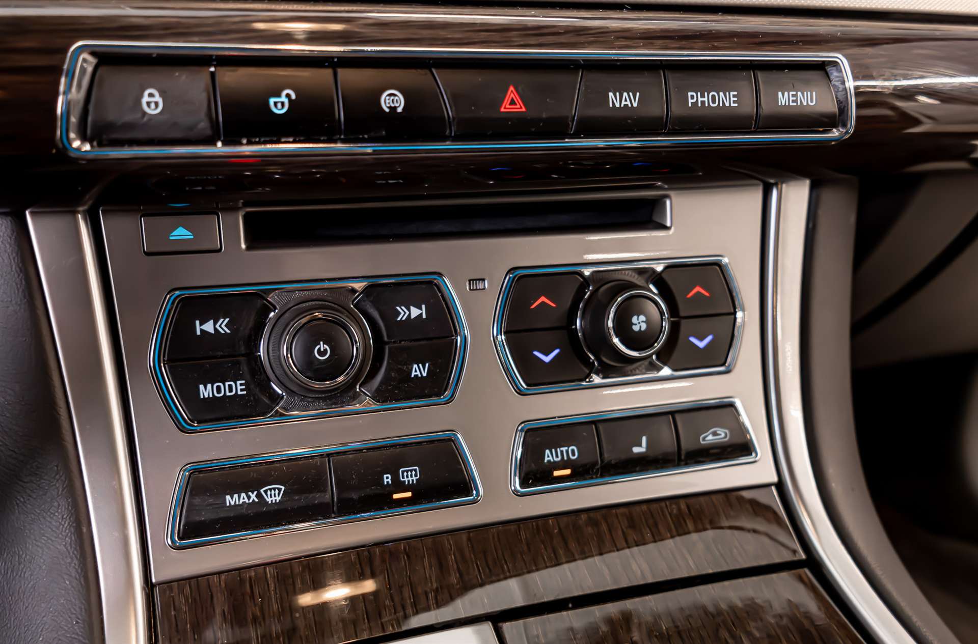 JAGUAR XF 2.2 D Luxury-image-17