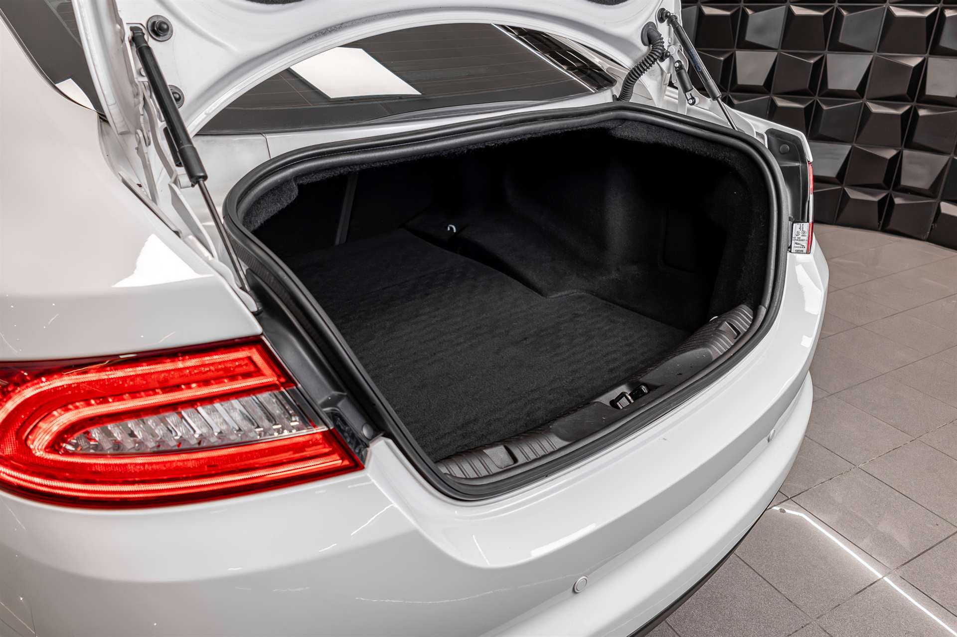 JAGUAR XF 2.2 D Luxury-image-22