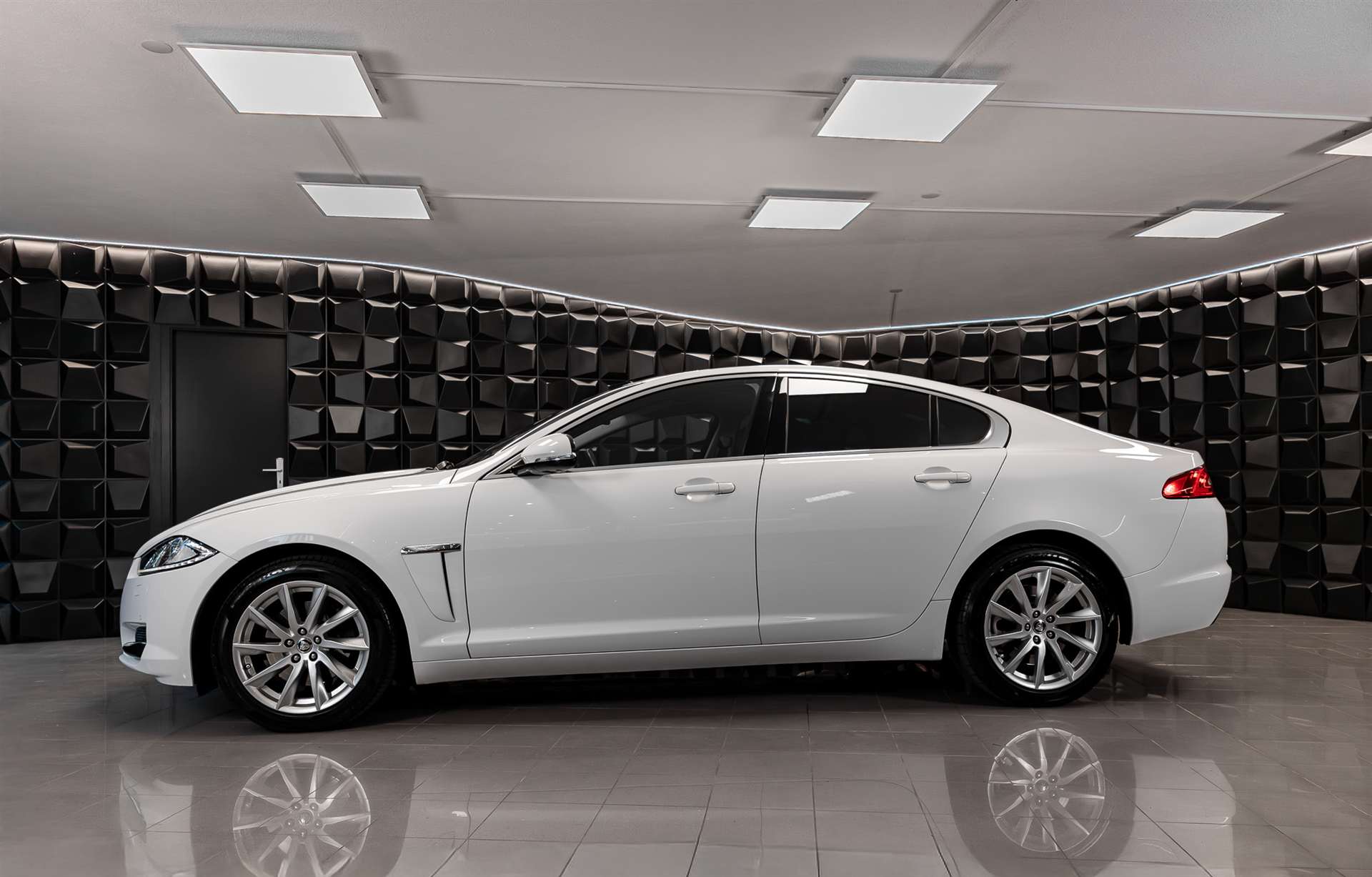 JAGUAR XF 2.2 D Luxury-showroom-element-1