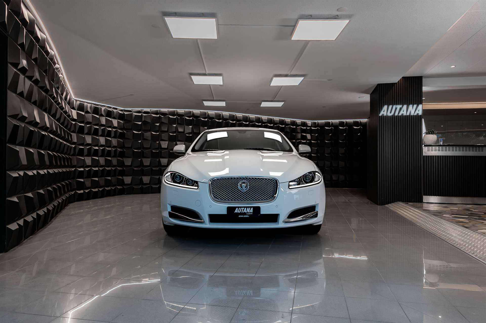 JAGUAR XF 2.2 D Luxury-showroom-element-3