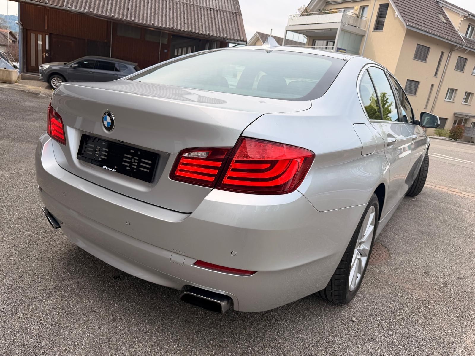 BMW 550i xDrive Steptronic-image-2