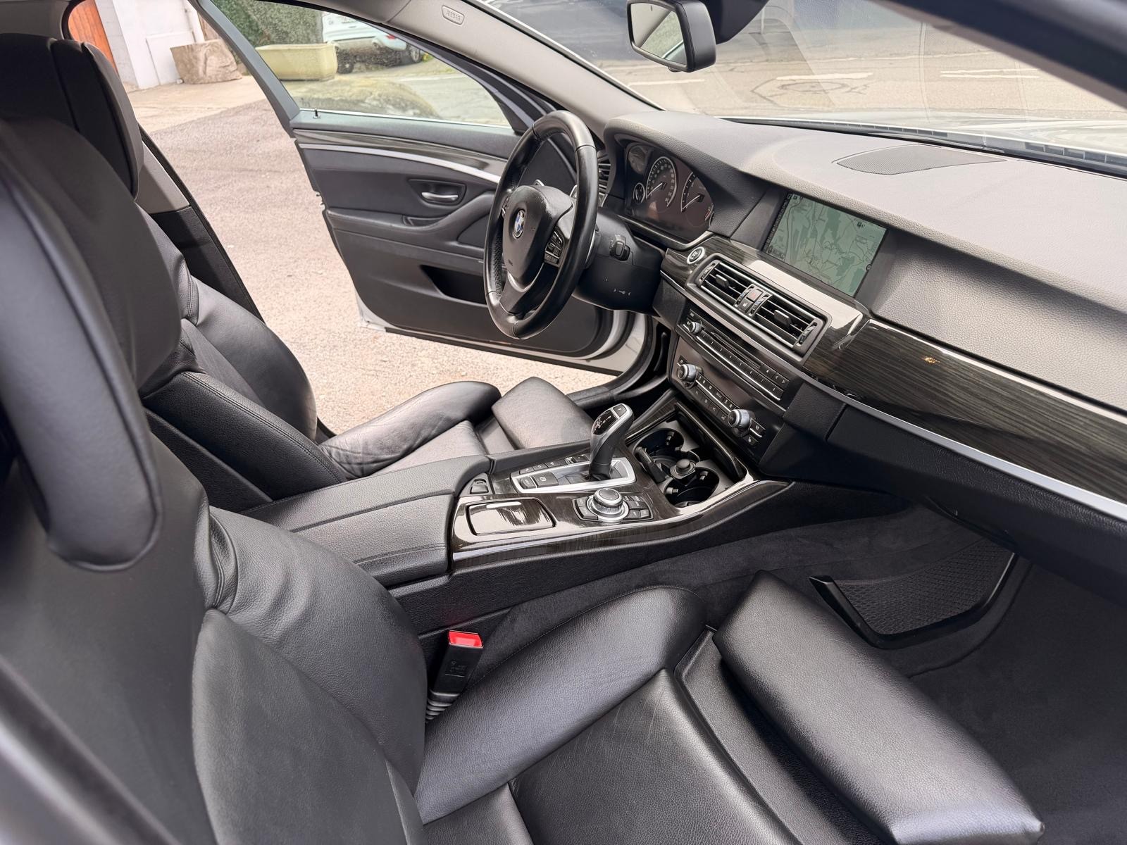 BMW 550i xDrive Steptronic-image-12