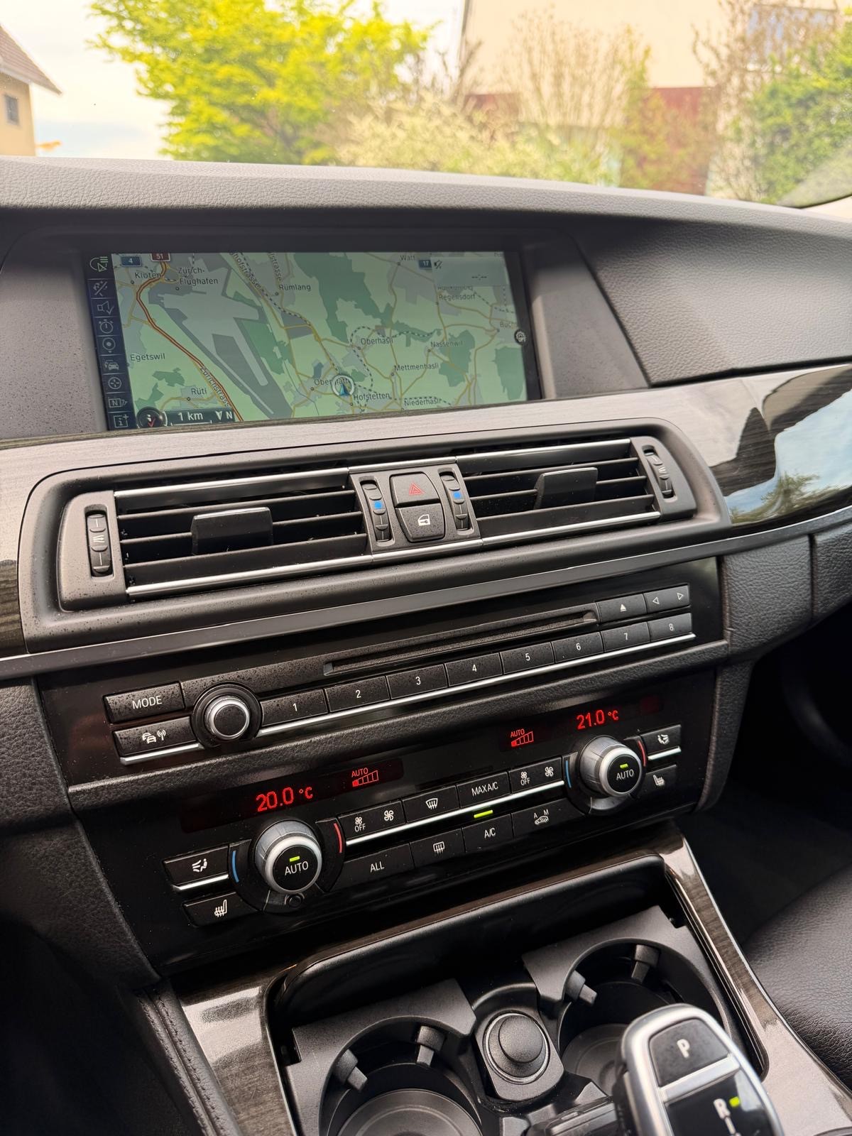 BMW 550i xDrive Steptronic-image-13