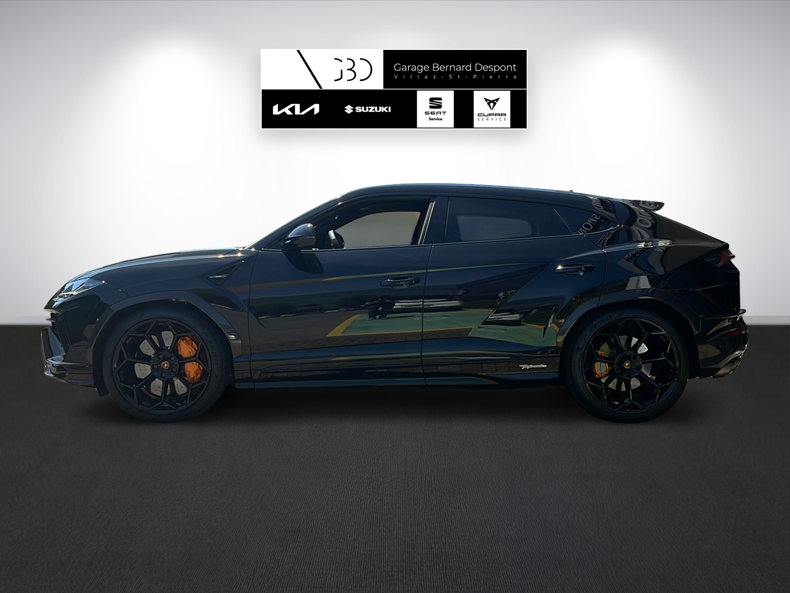 LAMBORGHINI Performante-showroom-element-3