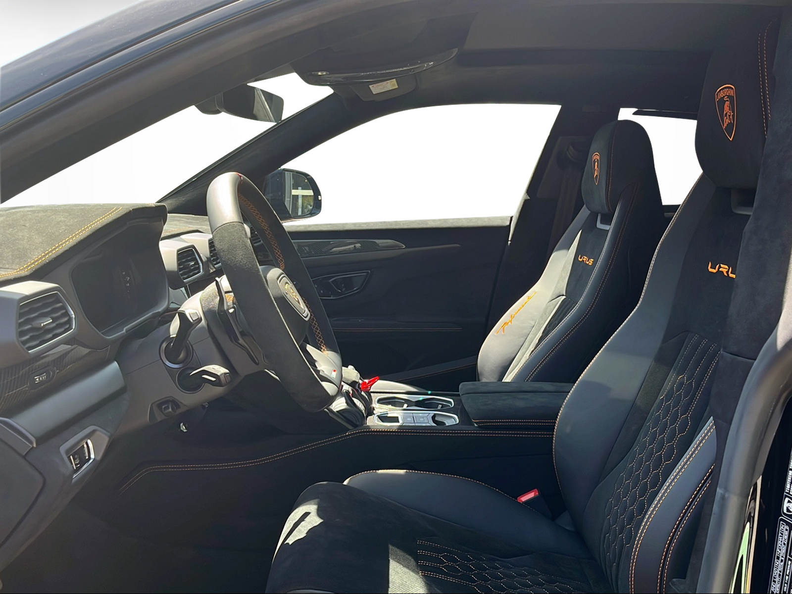 LAMBORGHINI Performante-showroom-element-2