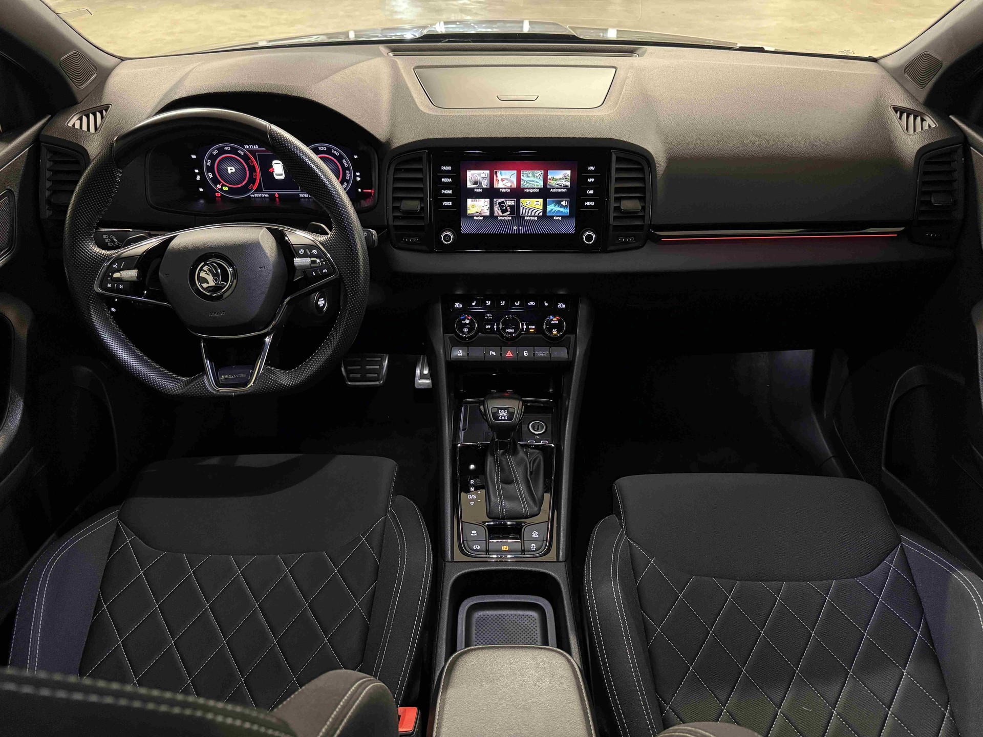 SKODA Karoq 2.0 TDI CR SportLine 4x4 DSG-image-9
