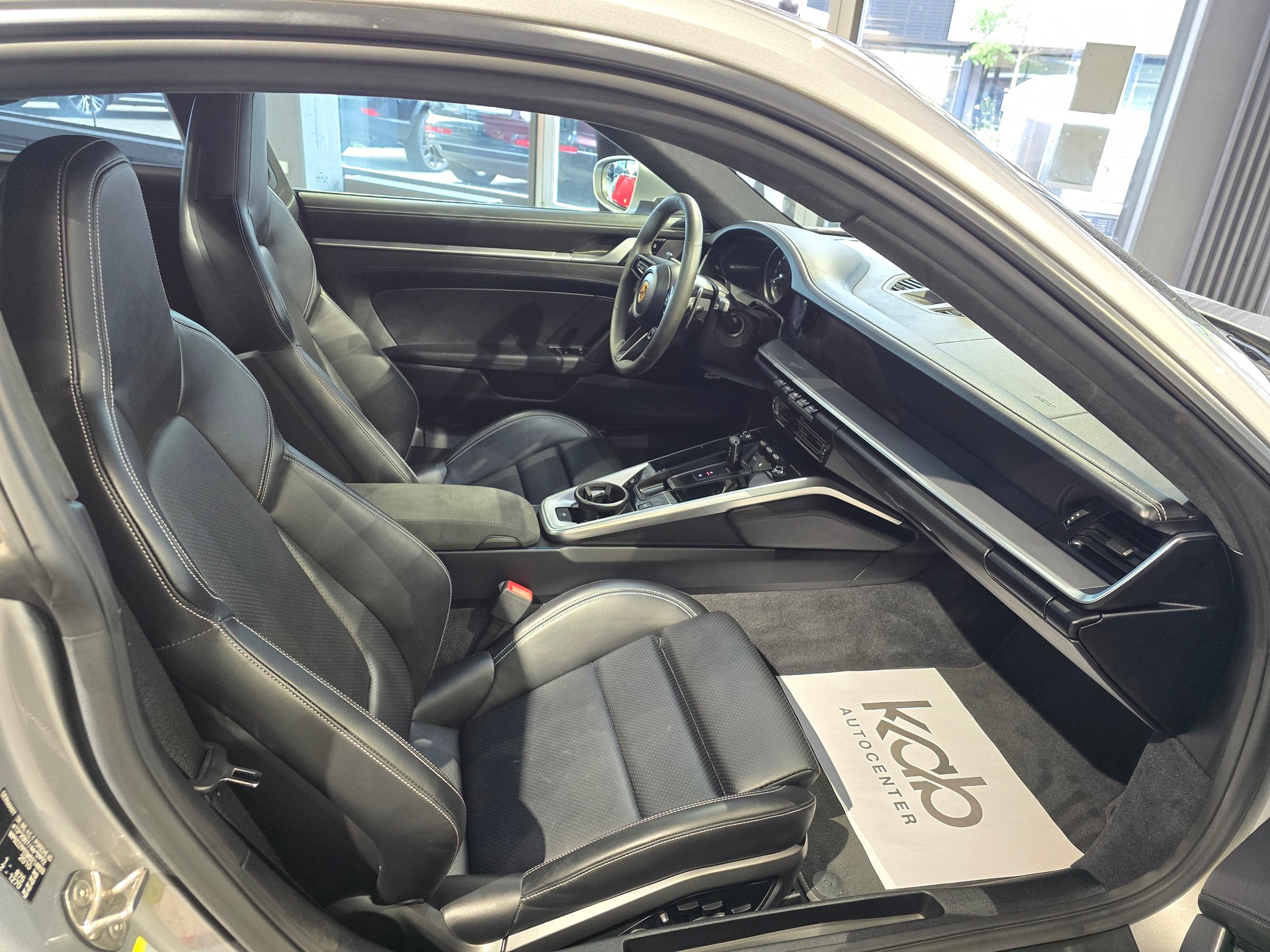 PORSCHE 911 Carrera 4S-image-11