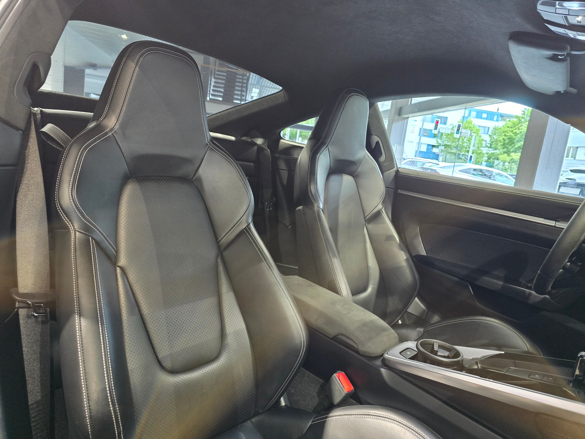 PORSCHE 911 Carrera 4S-image-12