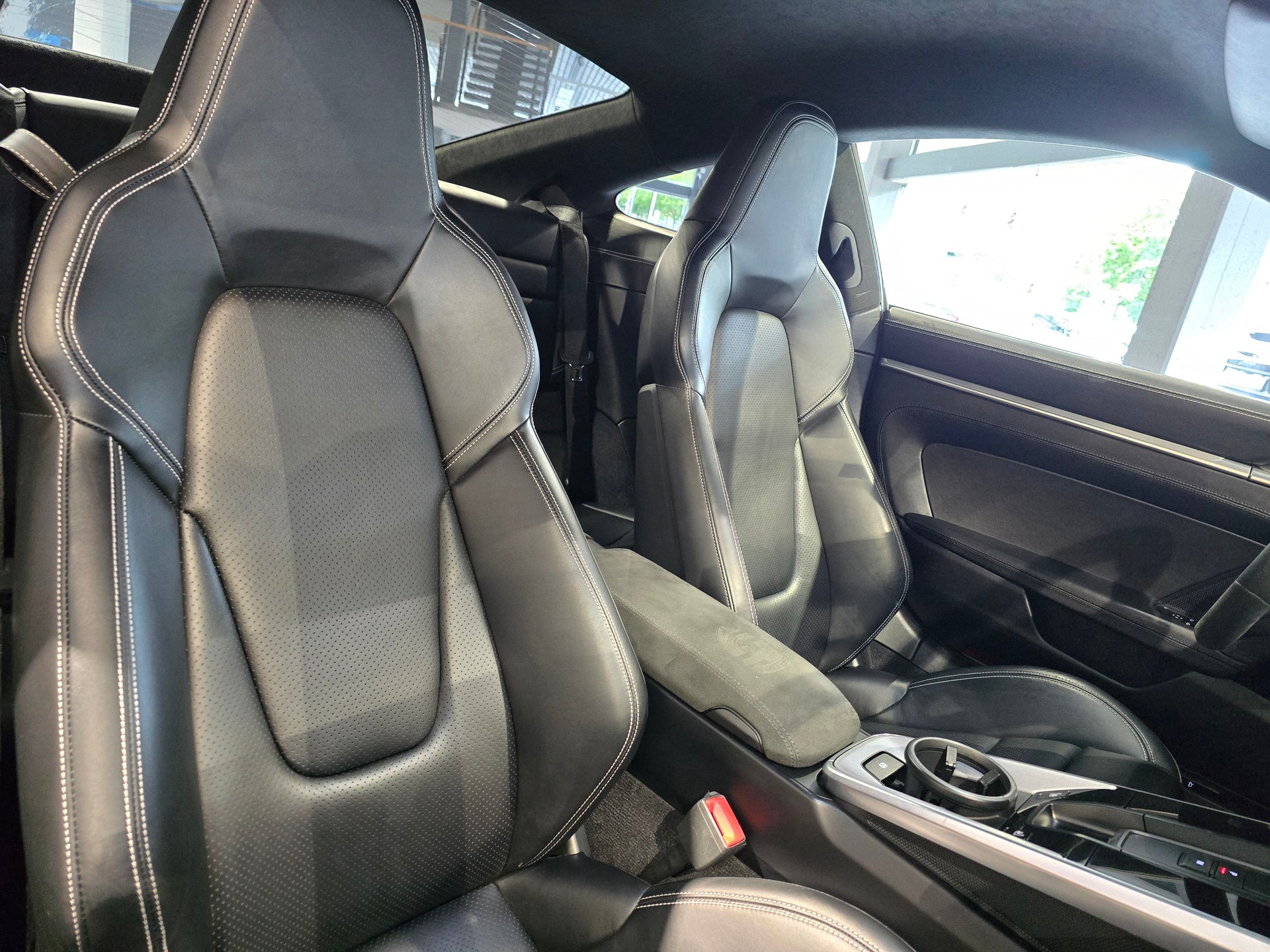 PORSCHE 911 Carrera 4S-image-21
