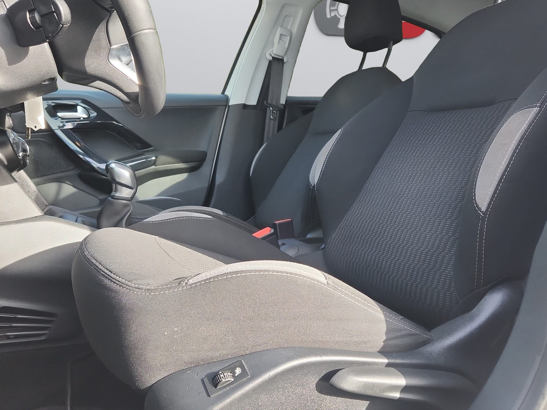 PEUGEOT 208 1.2 VTI Active-image-9