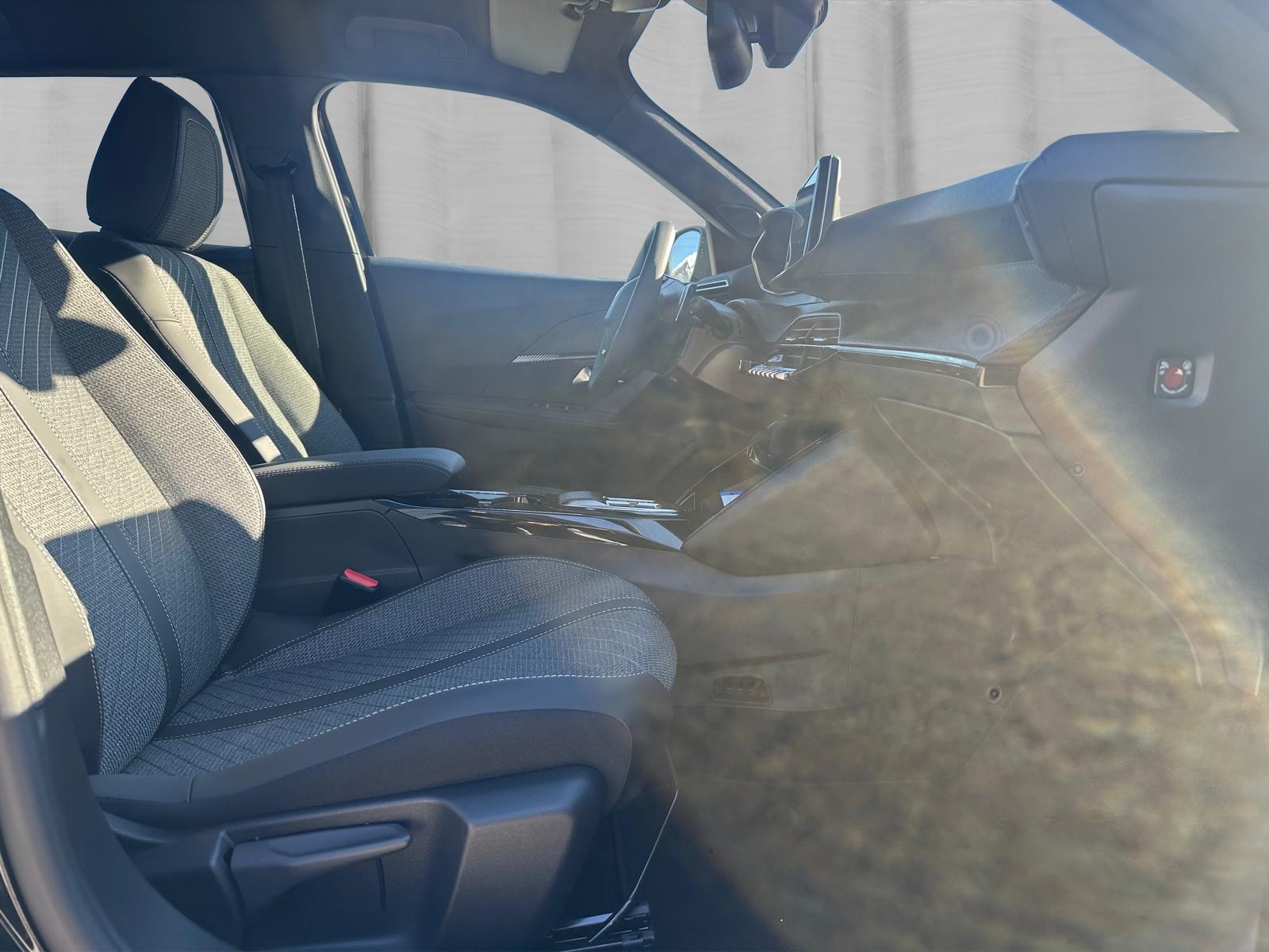 PEUGEOT 2008 1.2 145 MHEV Allure Premium-image-13