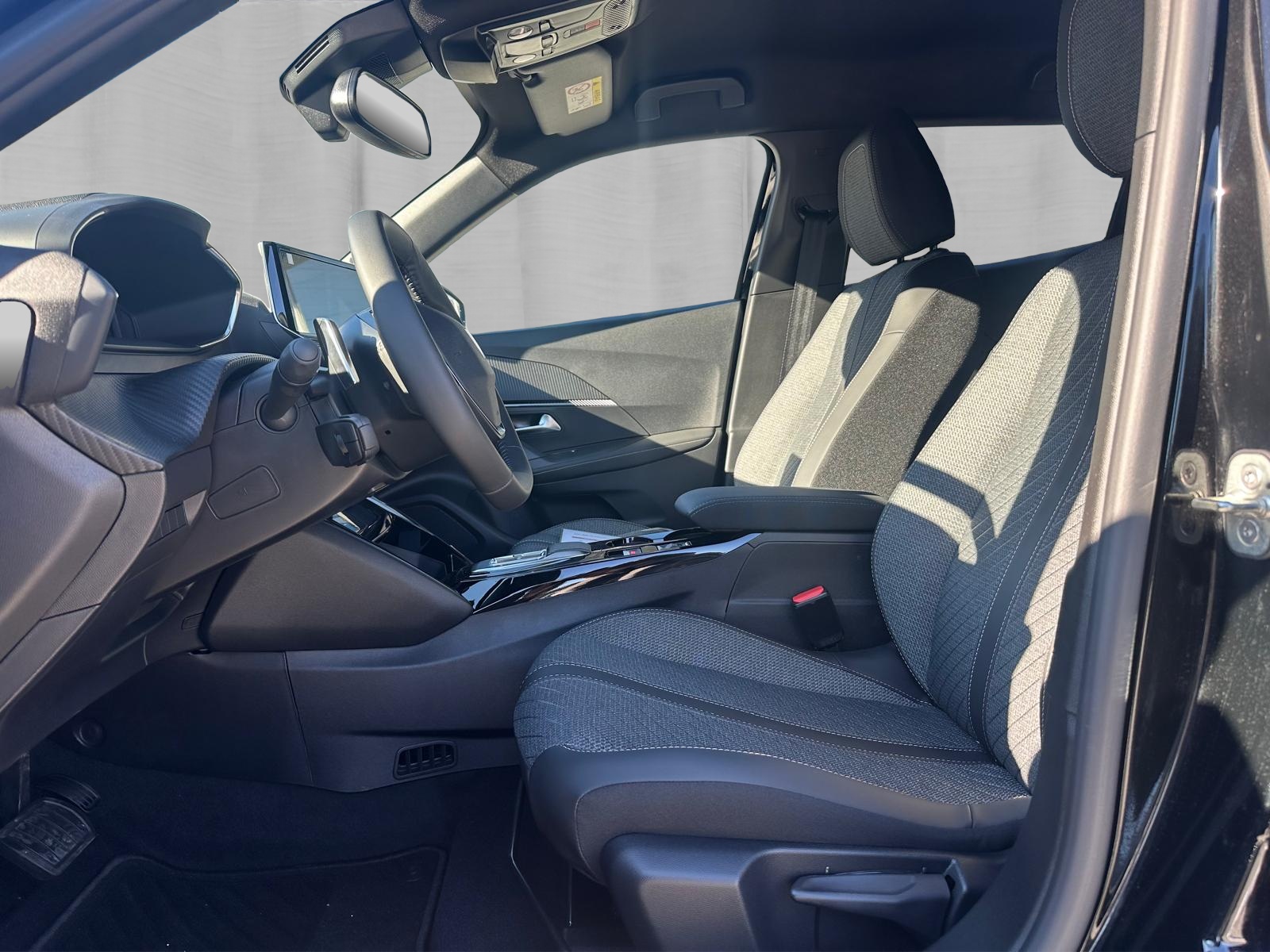 PEUGEOT 2008 1.2 145 MHEV Allure Premium-image-9