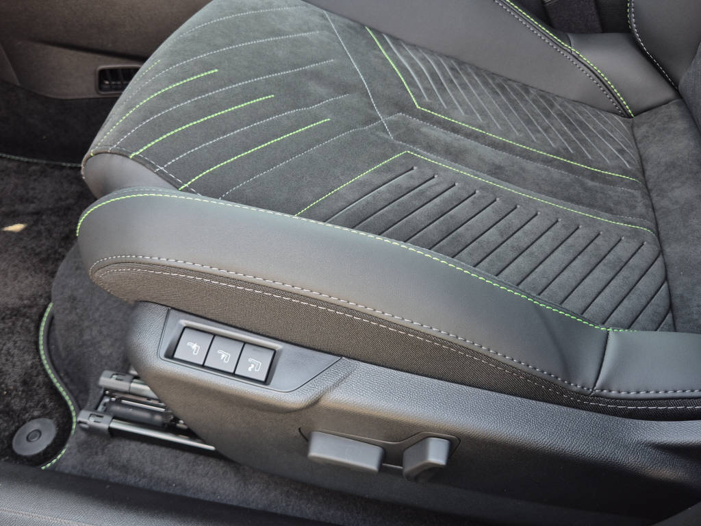 PEUGEOT 2008 1.2 Hybrid 145 GT-image-8