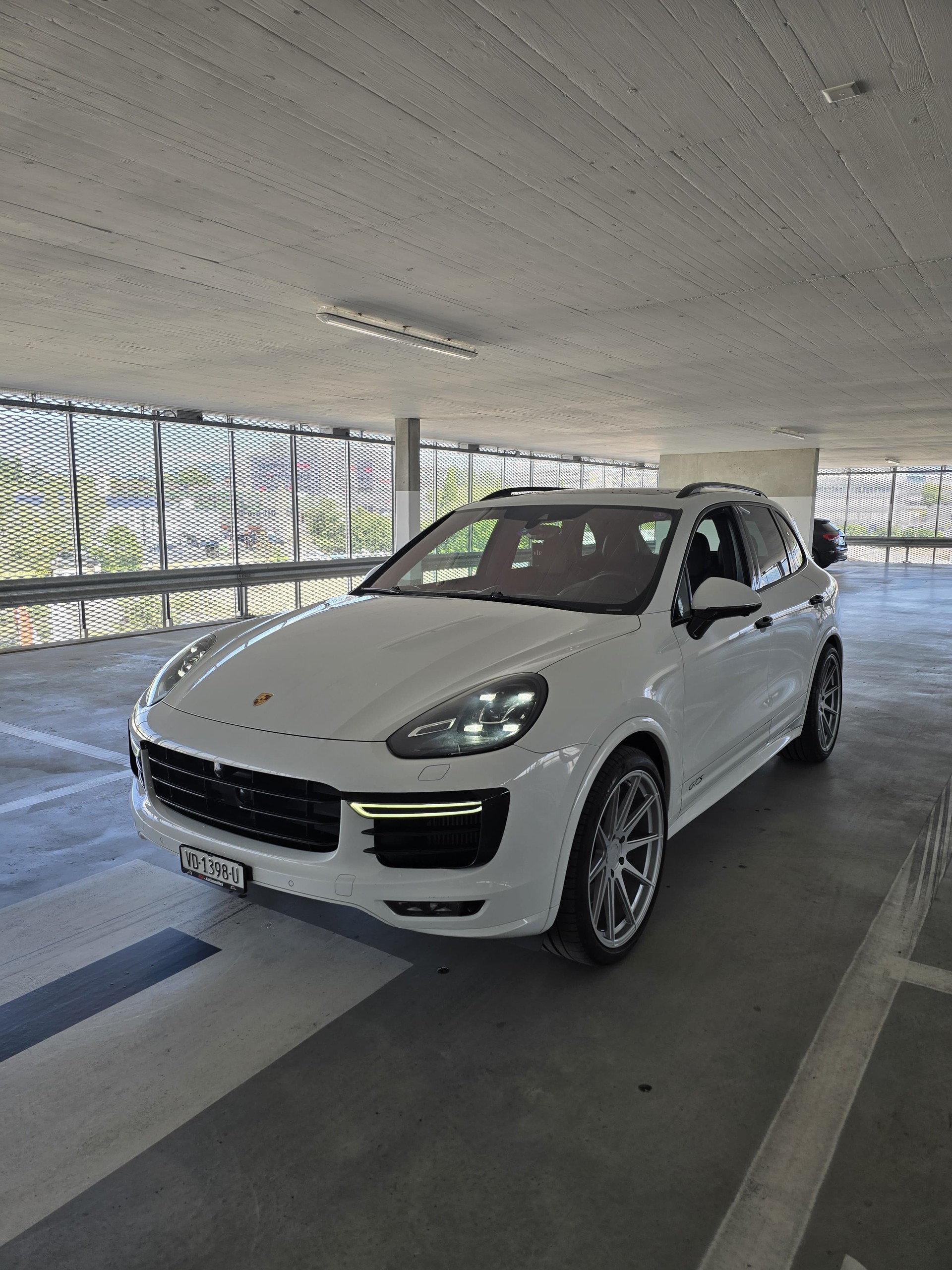 PORSCHE Cayenne GTS-image-2