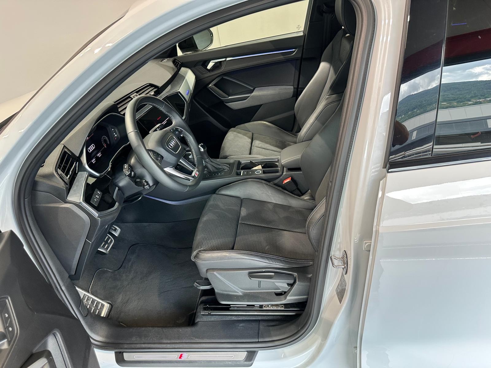 AUDI Q3 40 TFSI S line quattro S-tronic-image-10