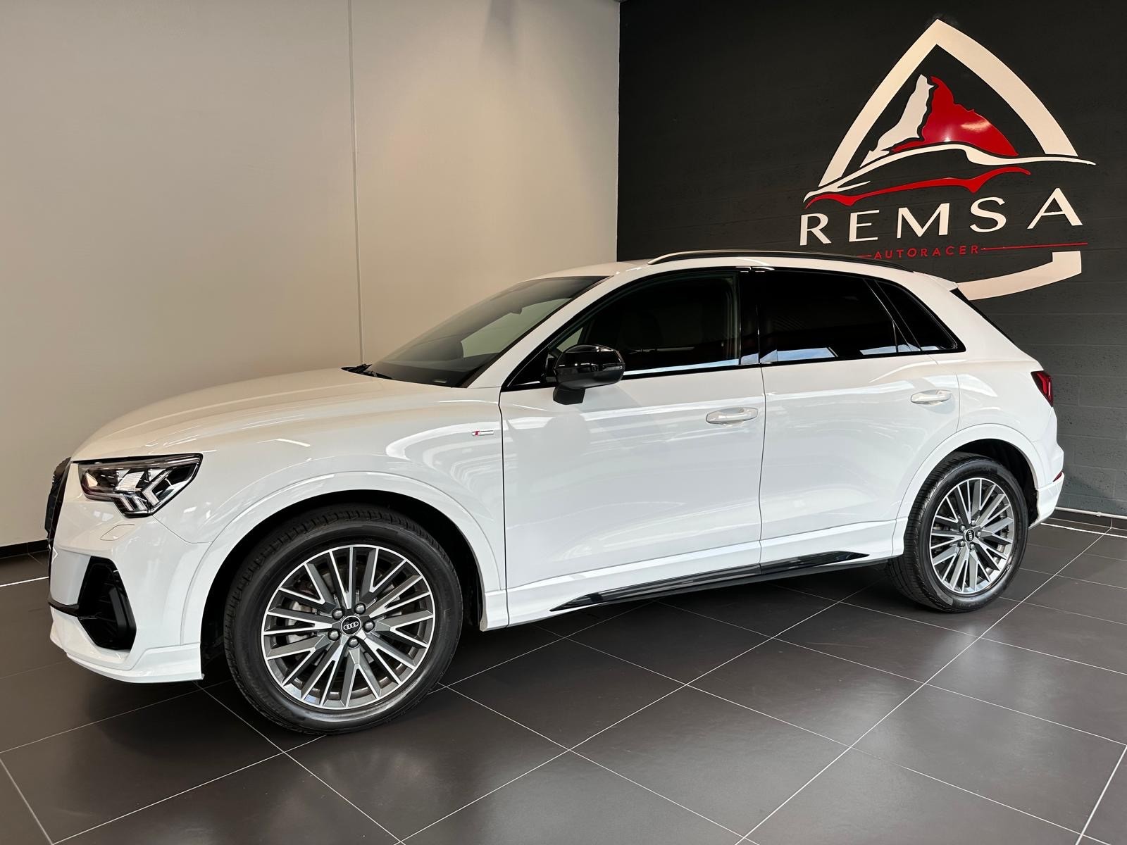 AUDI Q3 40 TFSI S line quattro S-tronic-image-3