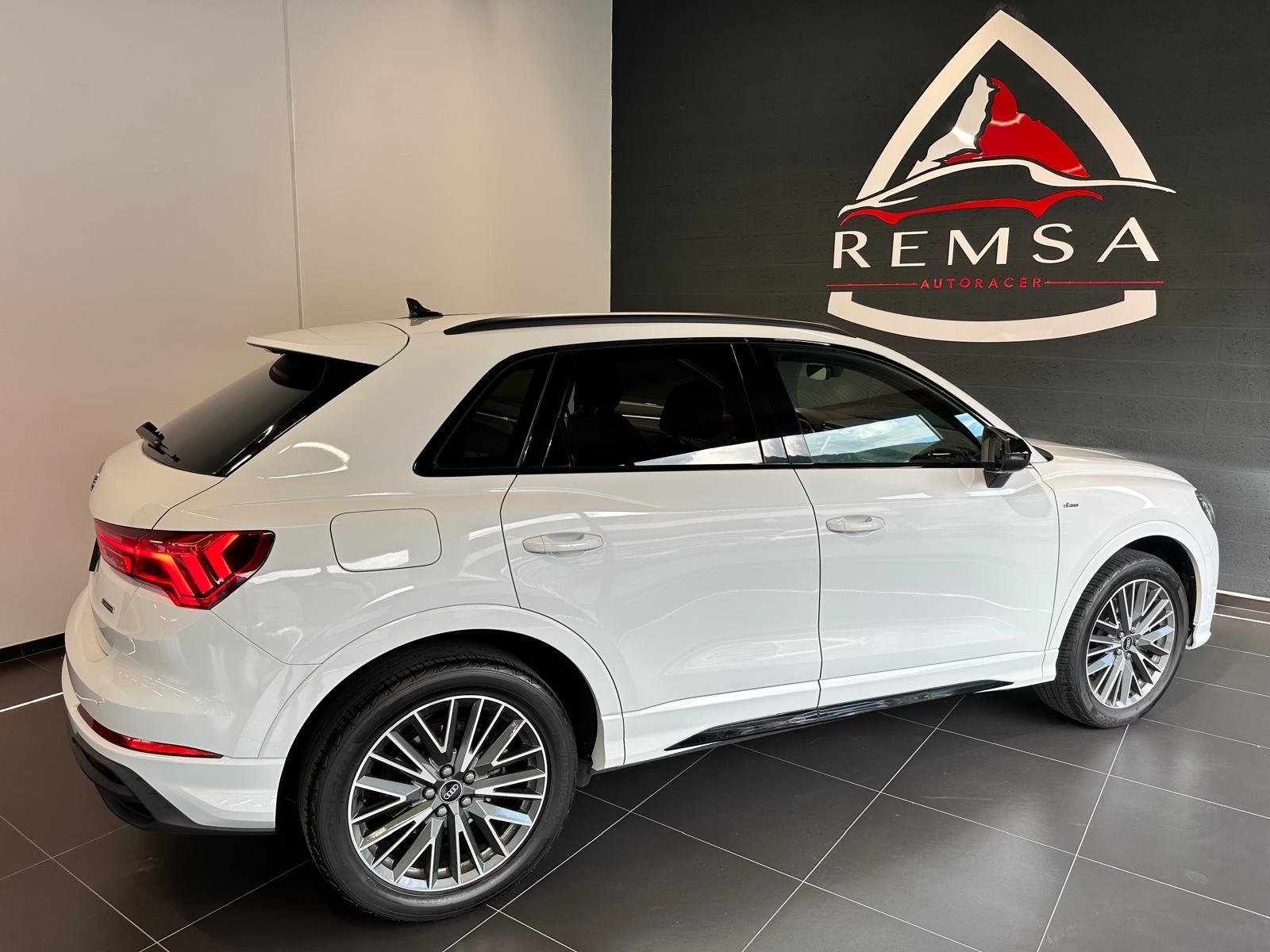 AUDI Q3 40 TFSI S line quattro S-tronic-image-6