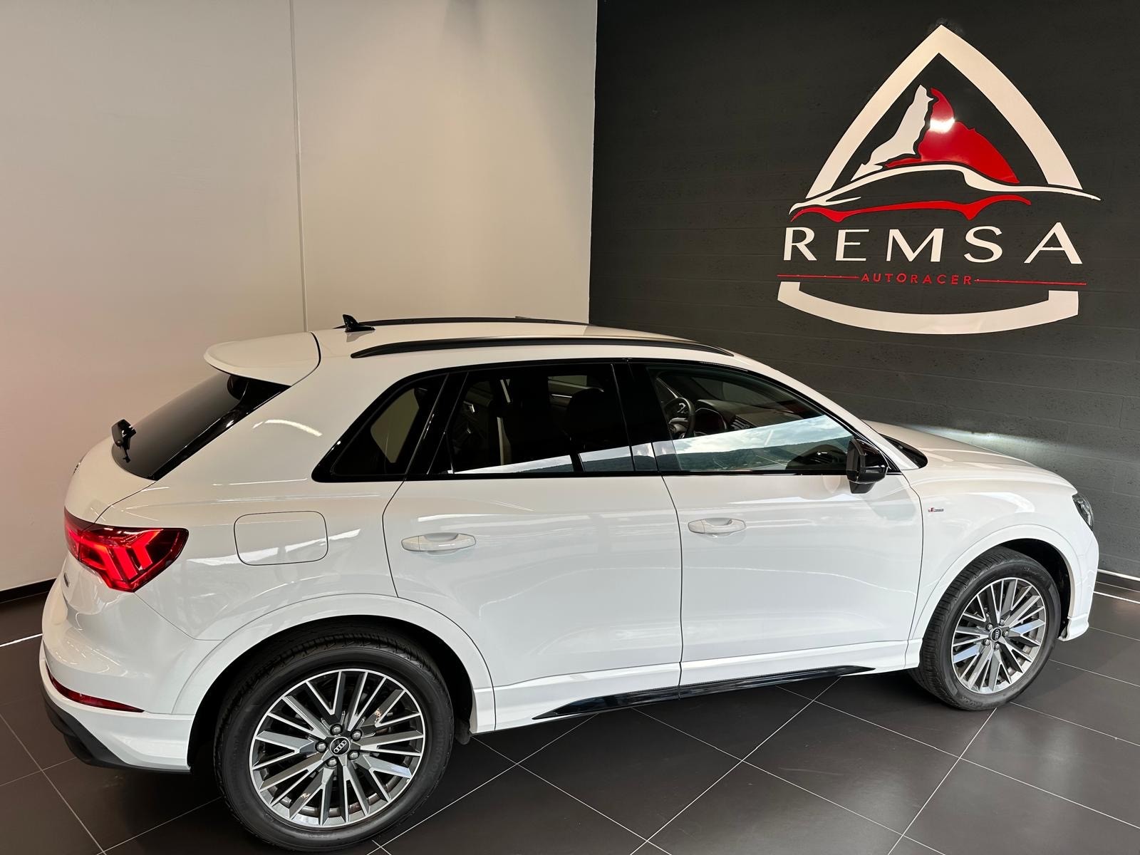 AUDI Q3 40 TFSI S line quattro S-tronic-image-8