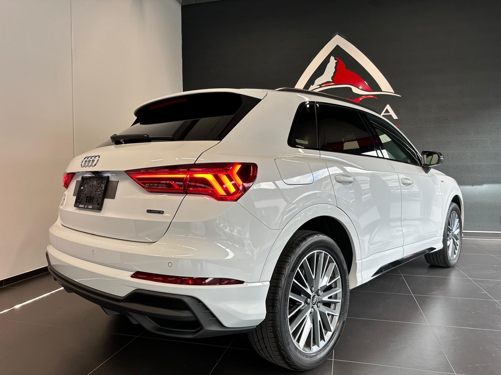 AUDI Q3 40 TFSI S line quattro S-tronic-image-5