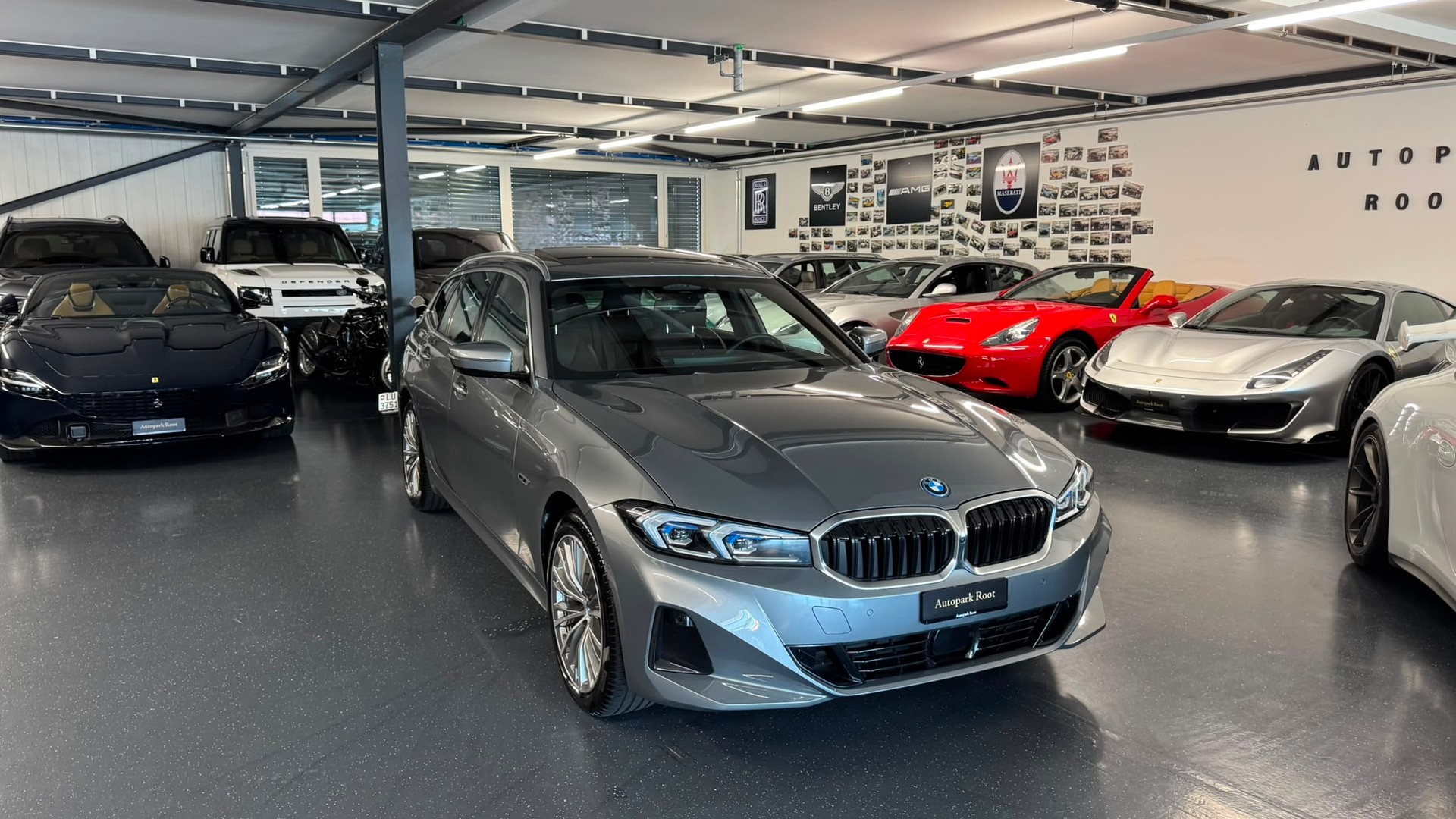BMW 330e x DriveTouring Steptronic-showroom-element-1