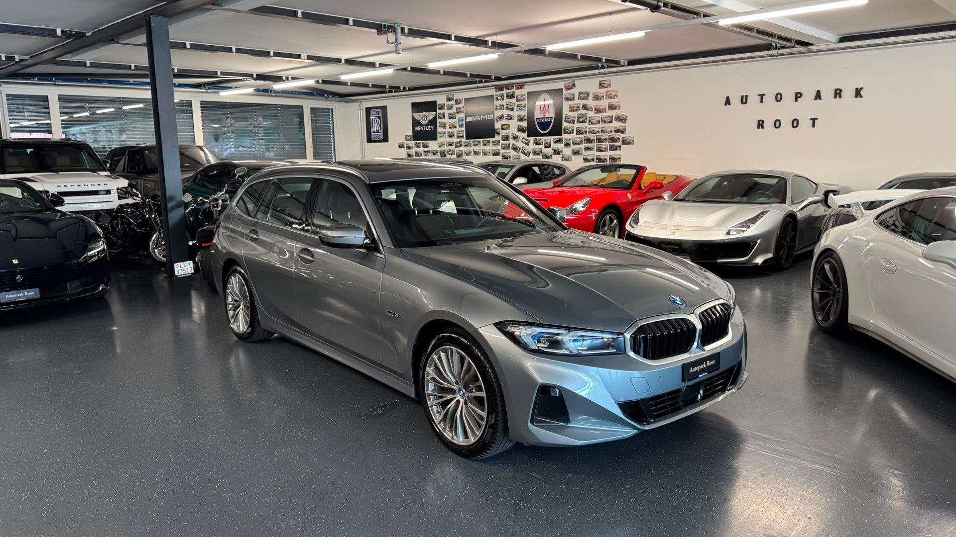 BMW 330e x DriveTouring Steptronic-showroom-element-3