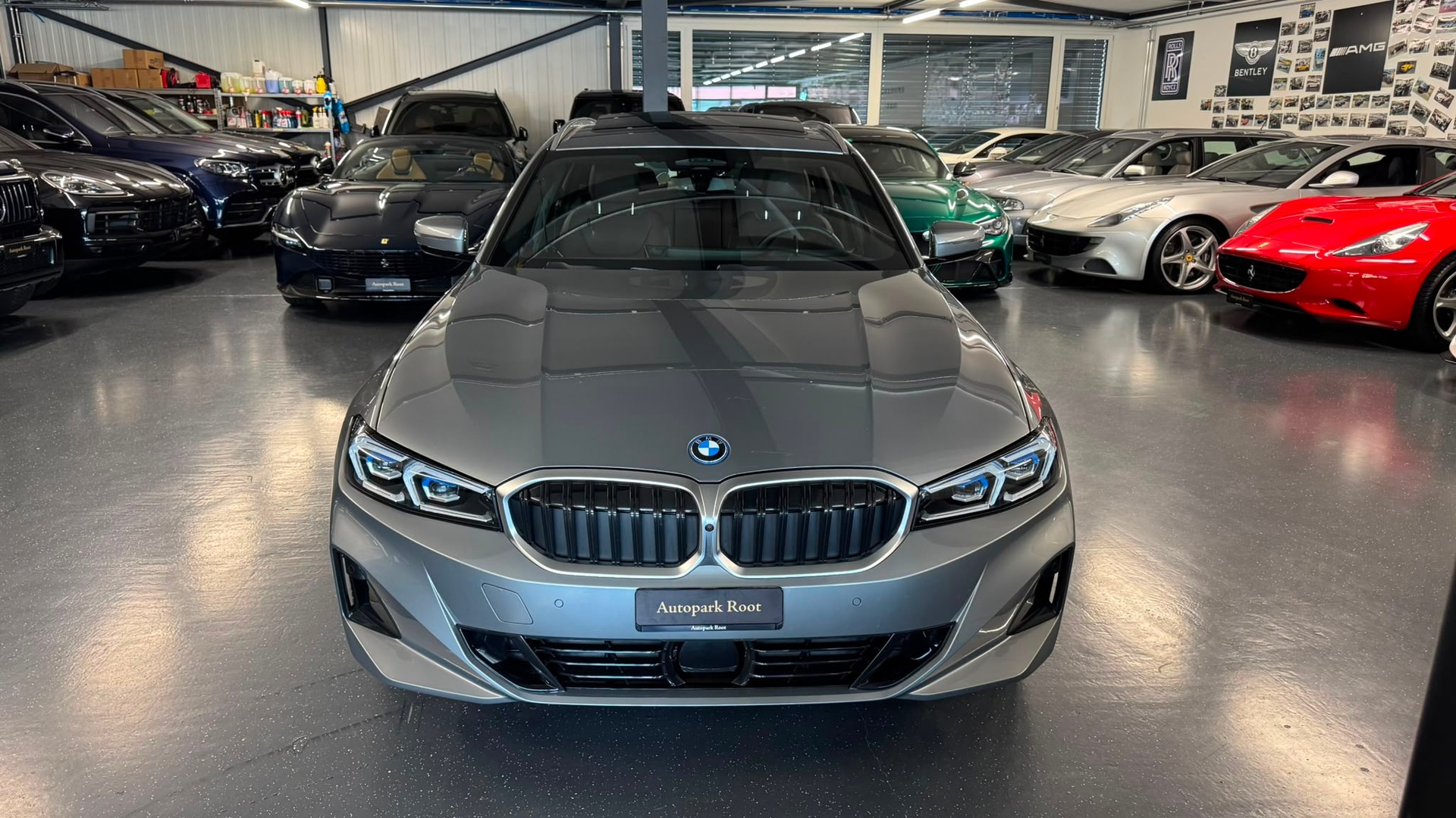 BMW 330e x DriveTouring Steptronic-image-4