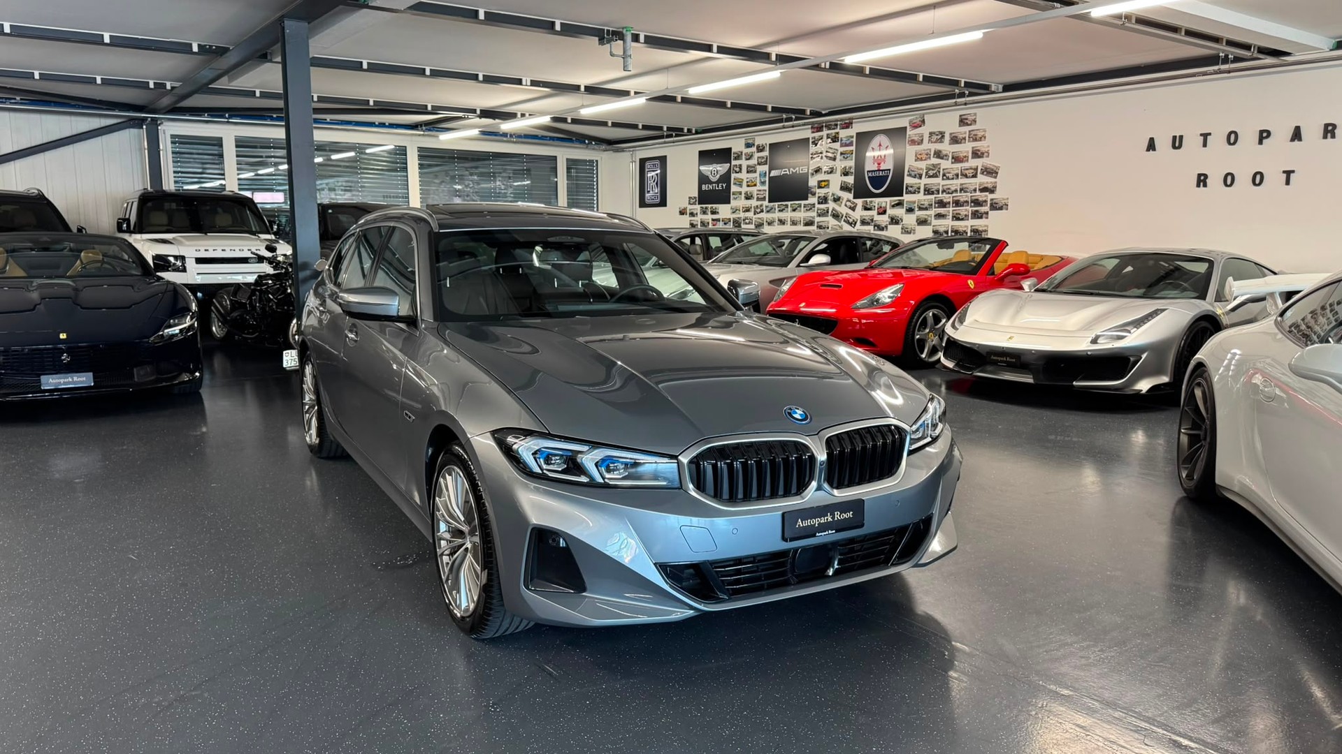 BMW 330e x DriveTouring Steptronic-showroom-element-2