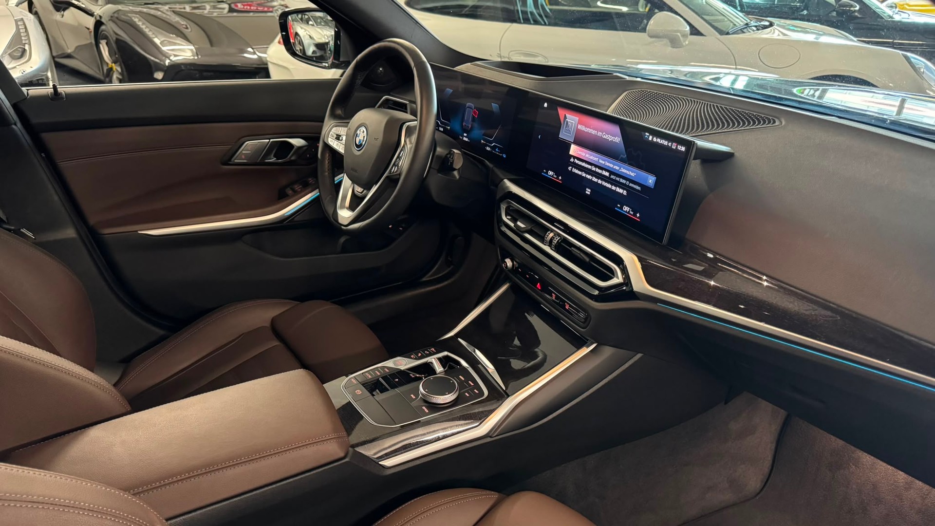 BMW 330e x DriveTouring Steptronic-image-17