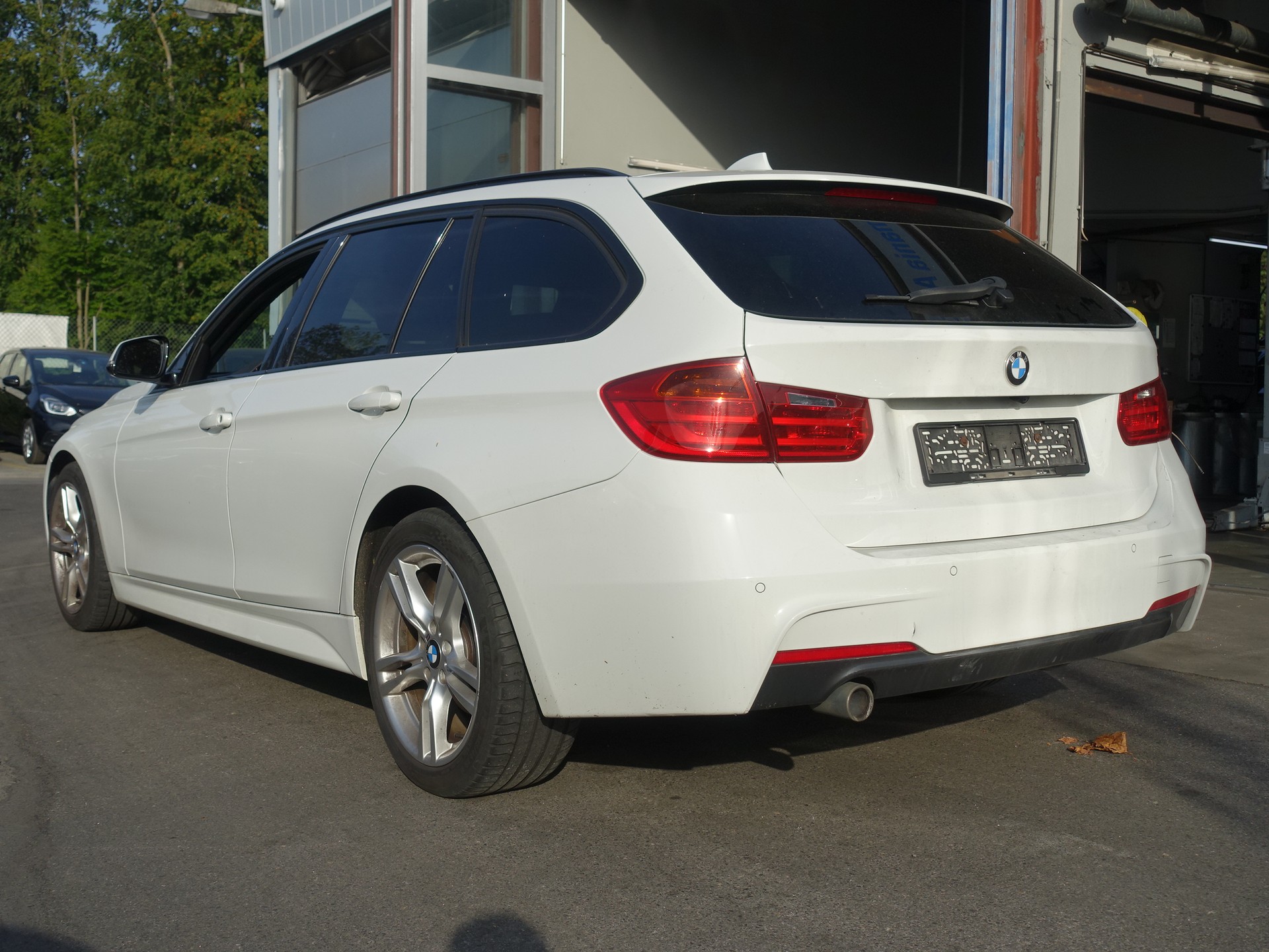 BMW 320d xDrive Touring Sport Line Steptronic-showroom-element-3