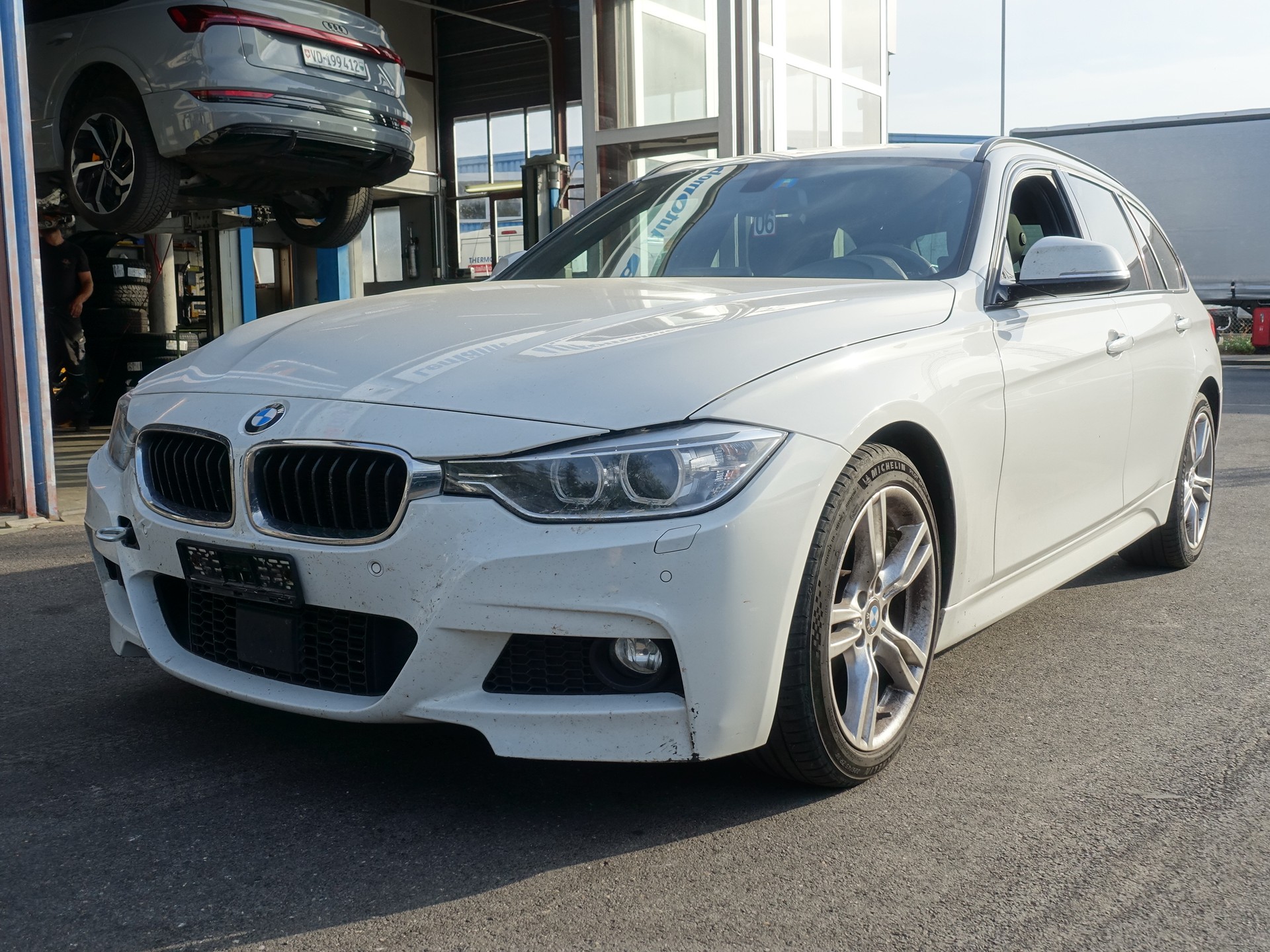 BMW 320d xDrive Touring Sport Line Steptronic-showroom-element-1
