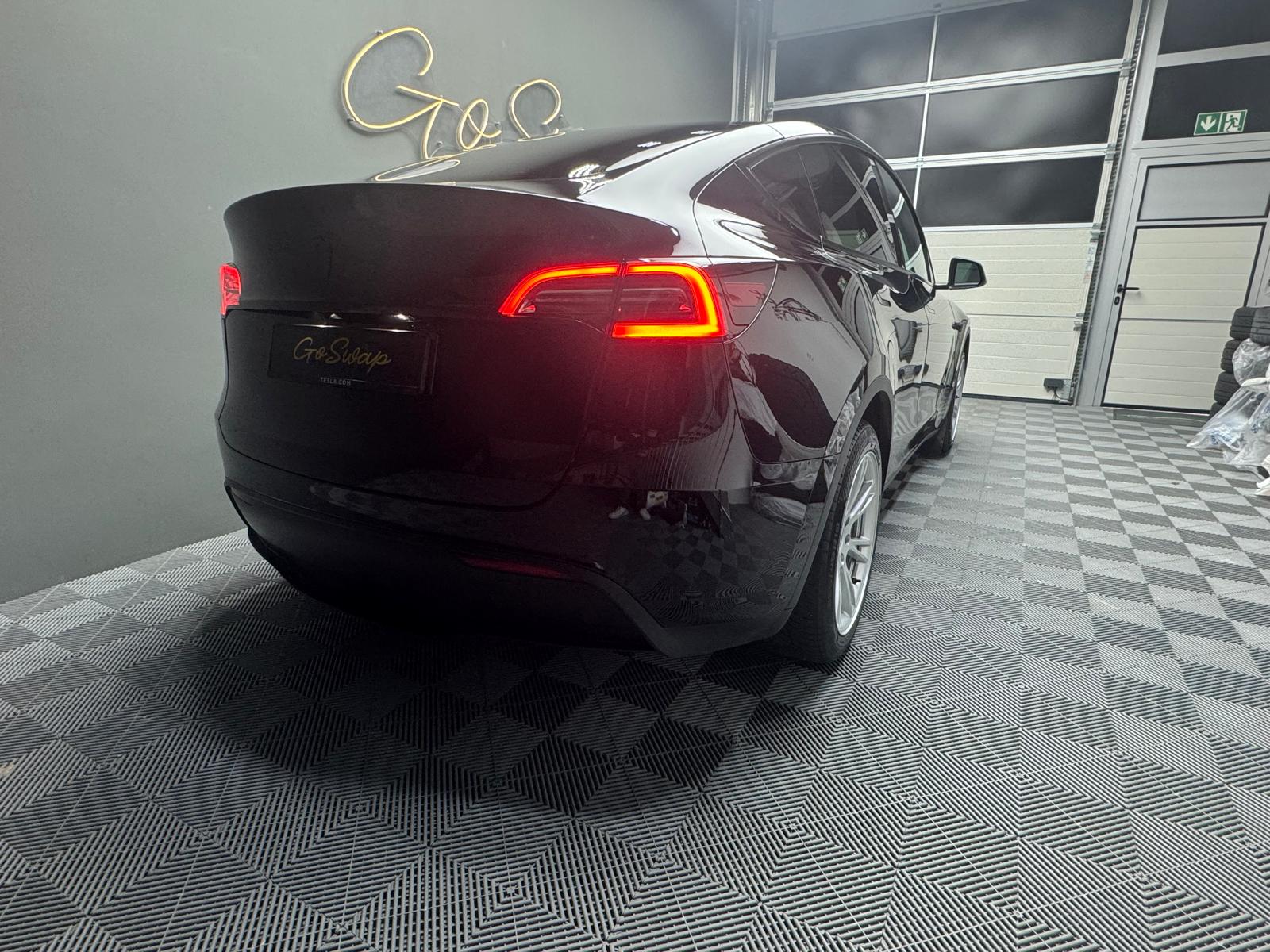 TESLA Model Y Long Range-showroom-element-3