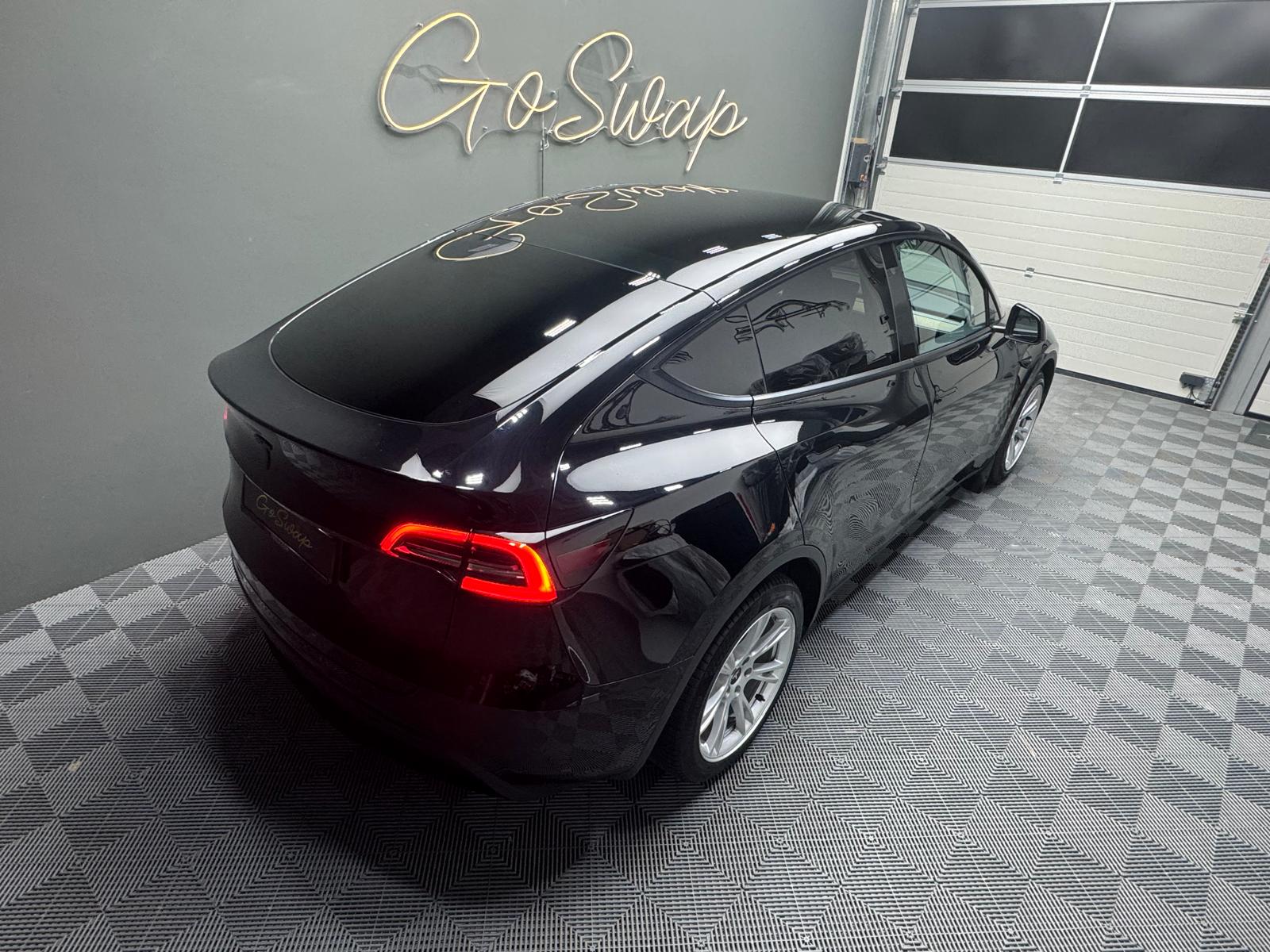 TESLA Model Y Long Range-showroom-element-2