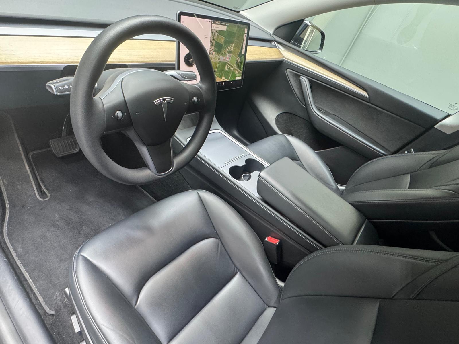 TESLA Model Y Long Range-showroom-element-1