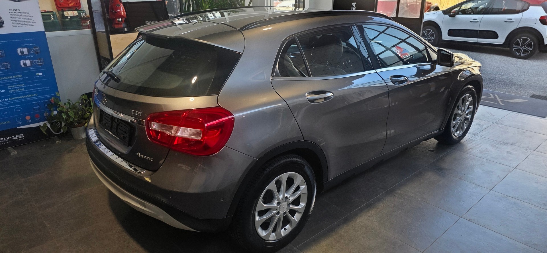 MERCEDES-BENZ GLA 200 CDI Swiss Star Edition Style 4Matic 7G-DCT-image-3