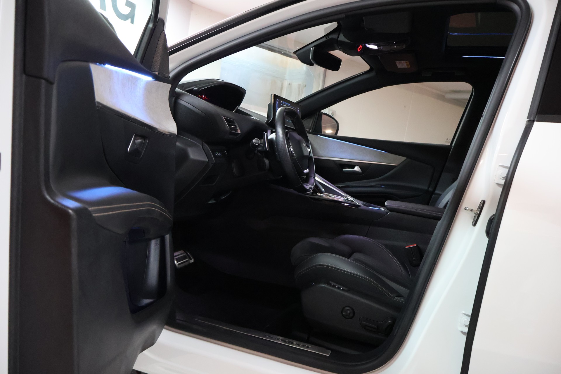 PEUGEOT 3008 1.6 PureTech GT Pack EAT8-image-6