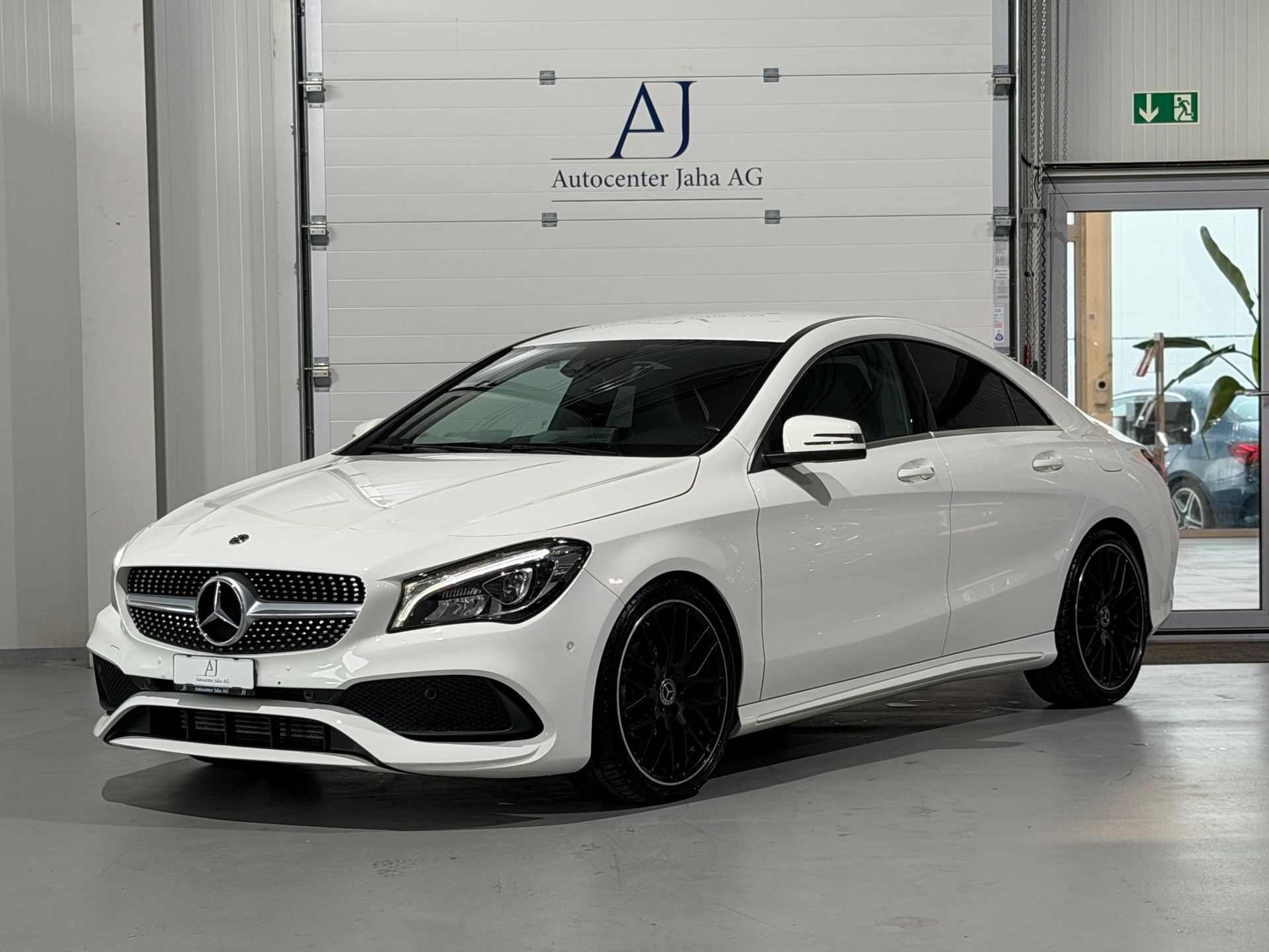 MERCEDES-BENZ CLA 180 AMG Line 7G-DCT-showroom-element-2