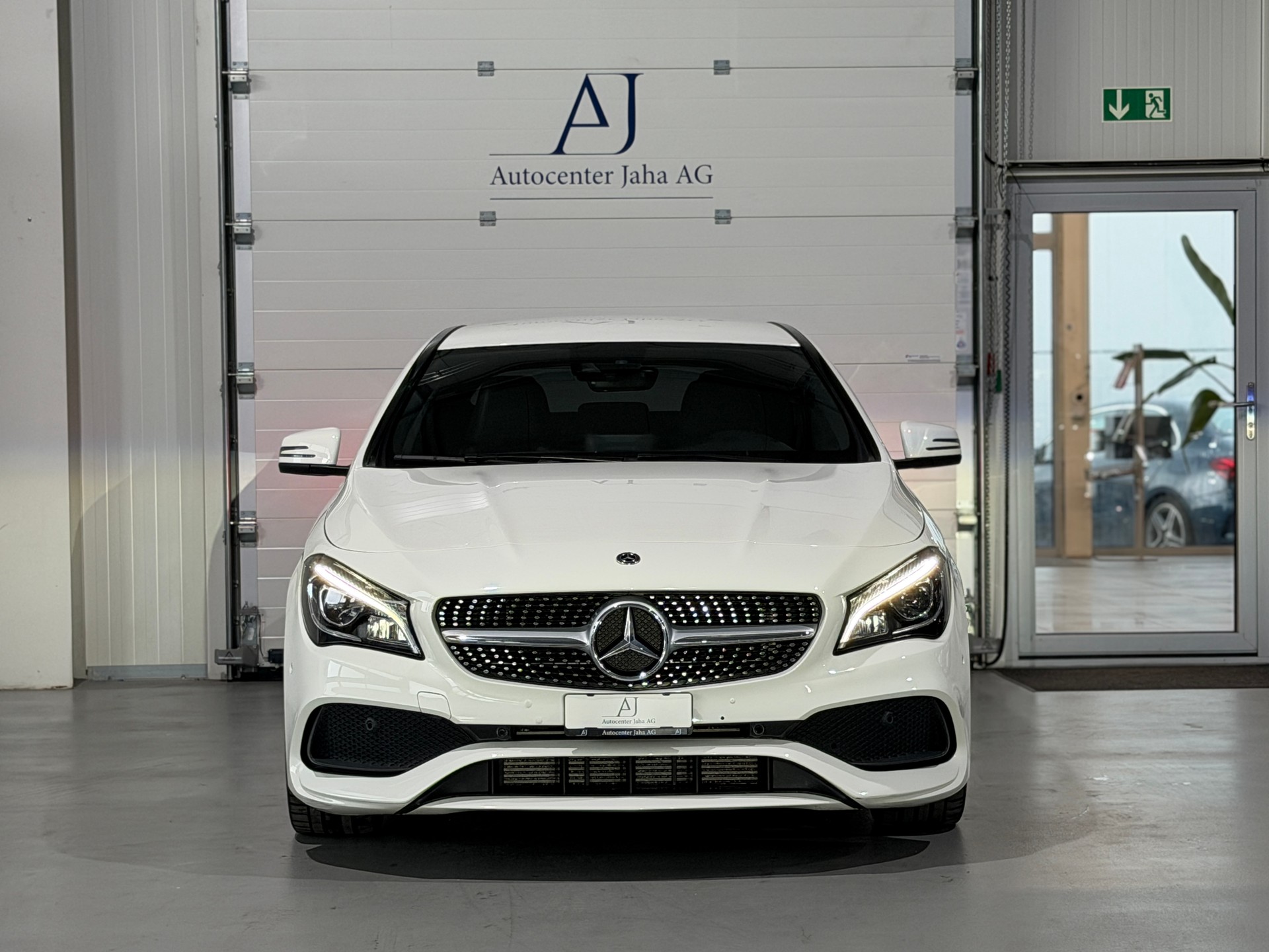 MERCEDES-BENZ CLA 180 AMG Line 7G-DCT-showroom-element-3