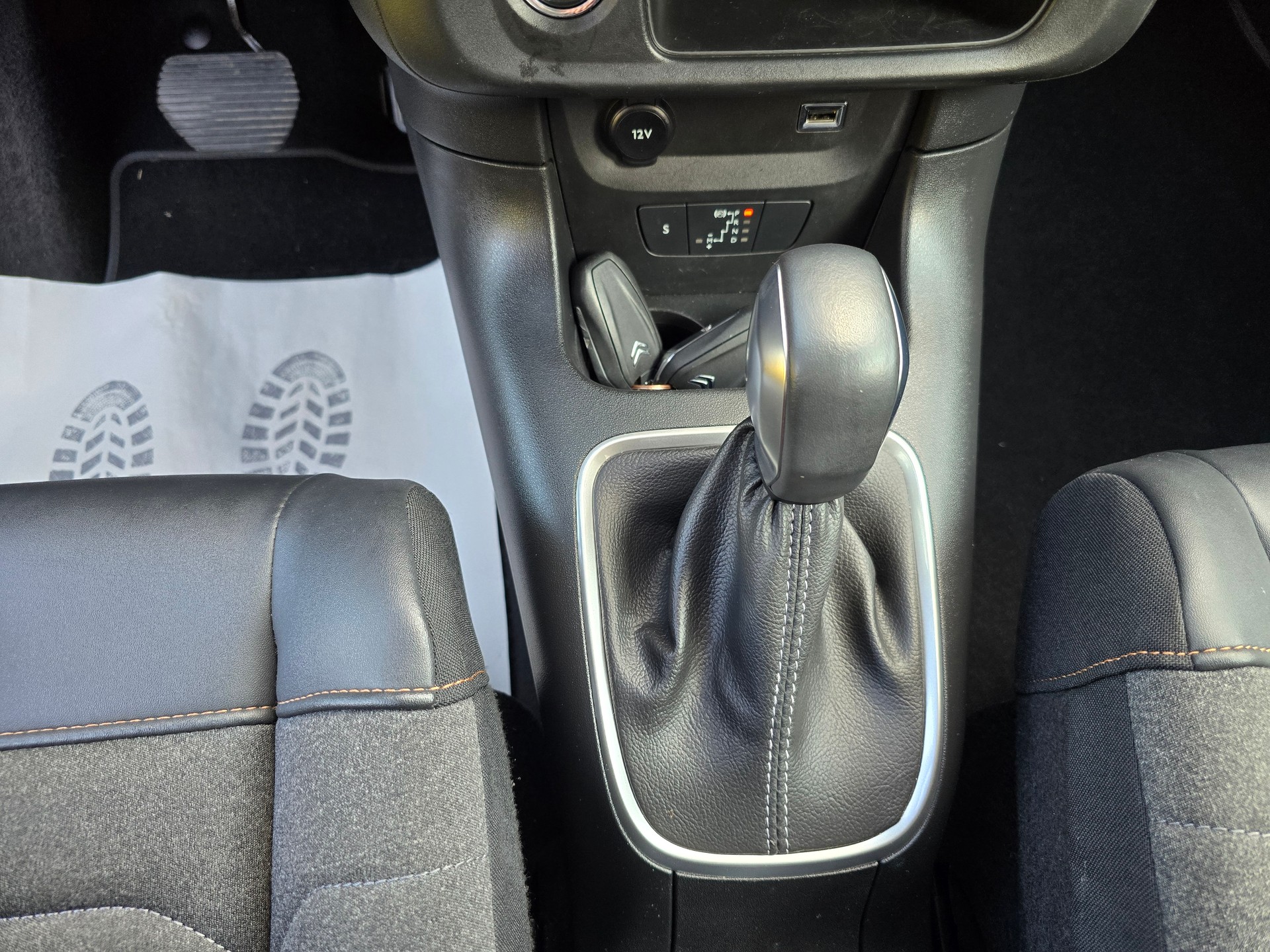 CITROEN C3 1.2i PureTech Shine EAT6-image-22