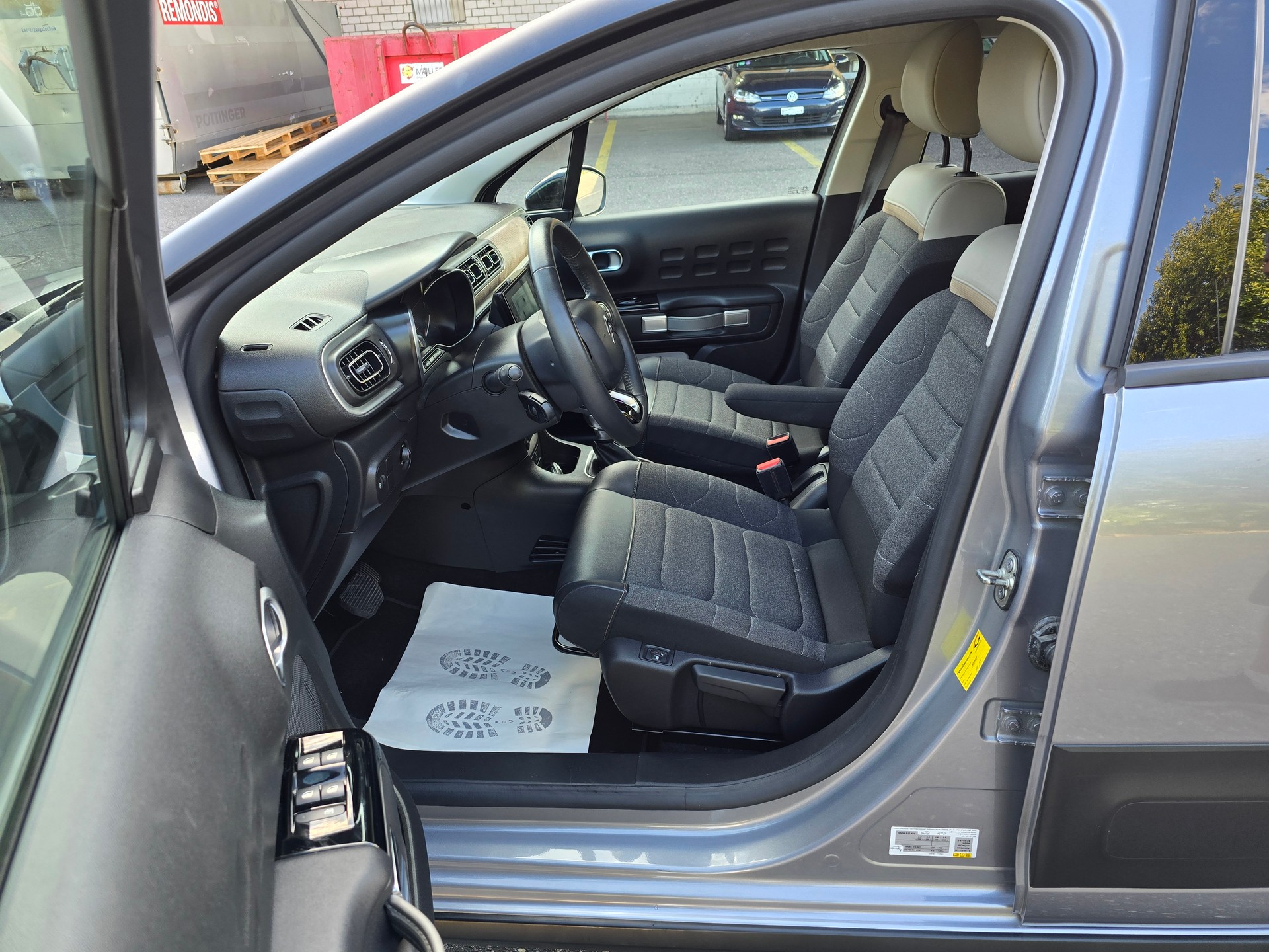 CITROEN C3 1.2i PureTech Shine EAT6-image-12