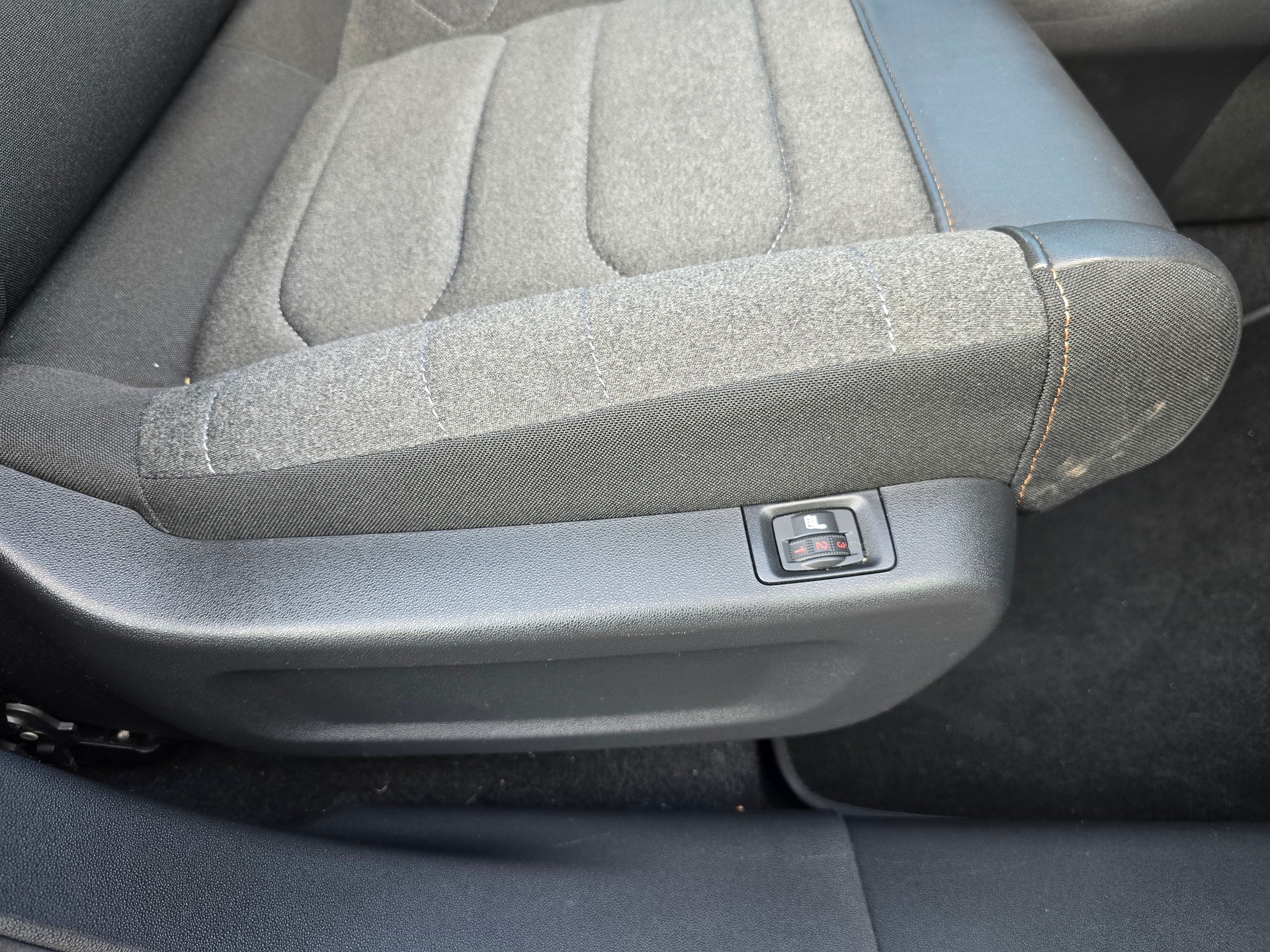 CITROEN C3 1.2i PureTech Shine EAT6-image-10