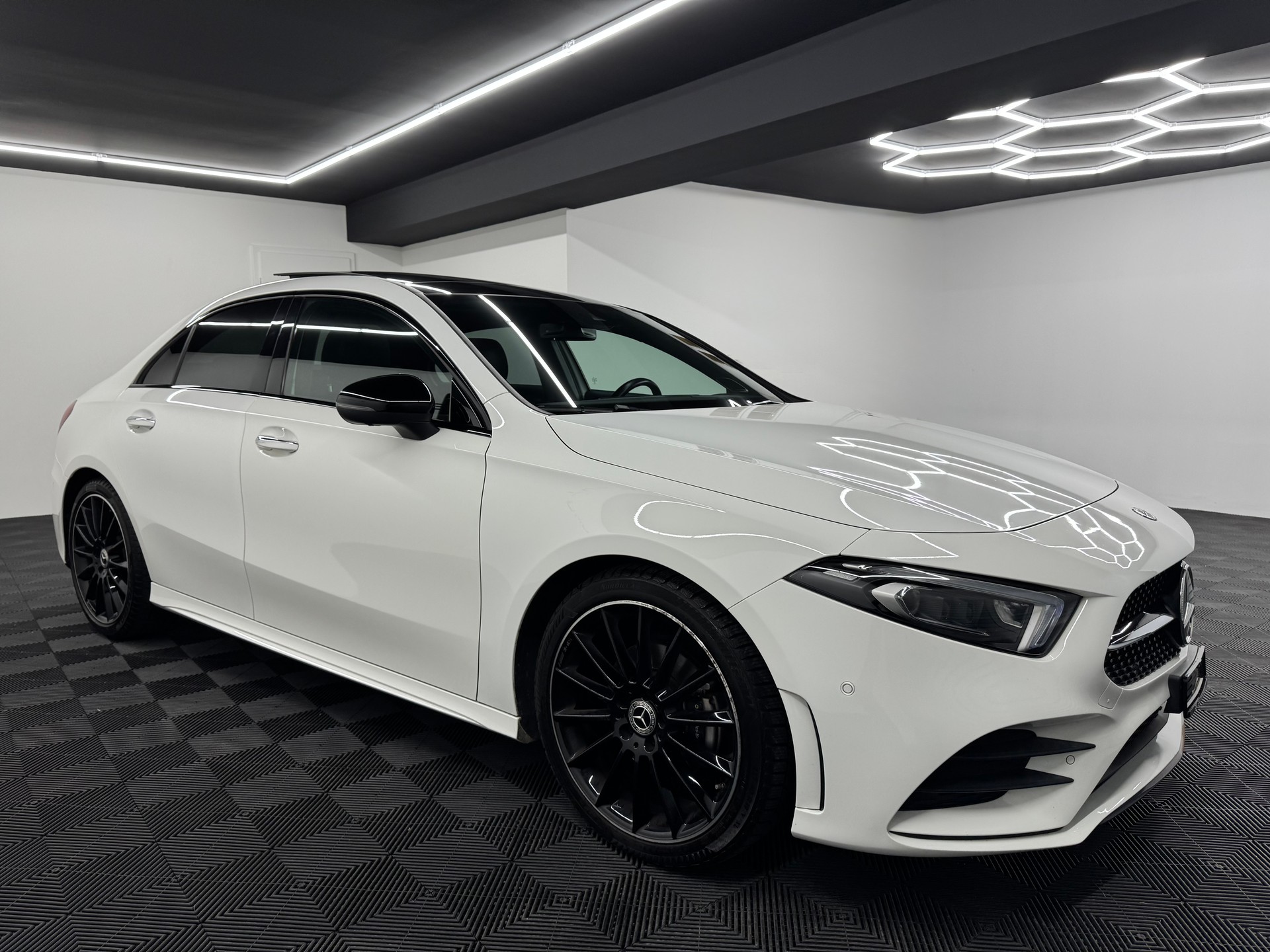 MERCEDES-BENZ A 200 AMG Line 7G-DCT-image-8