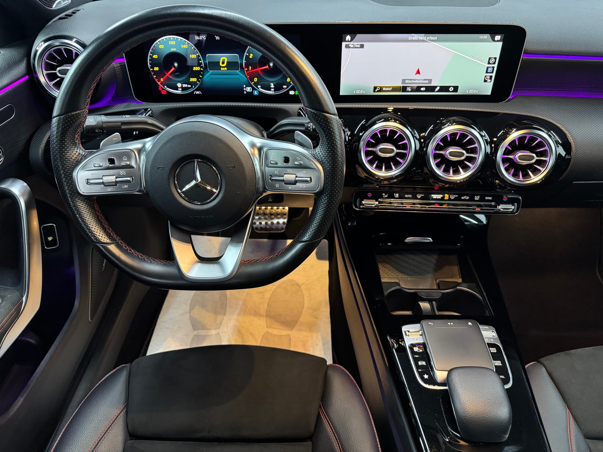 MERCEDES-BENZ A 200 AMG Line 7G-DCT-image-16