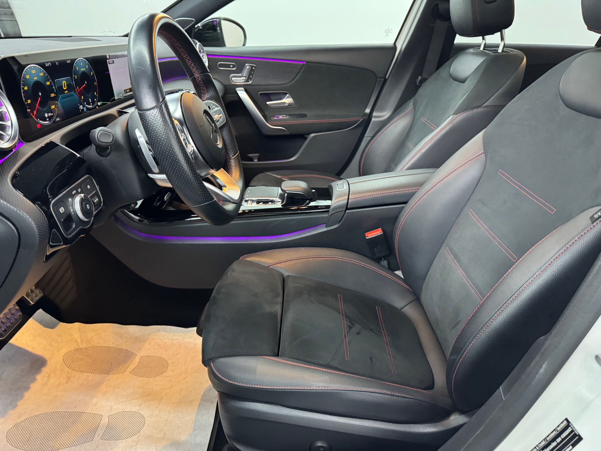 MERCEDES-BENZ A 200 AMG Line 7G-DCT-image-14