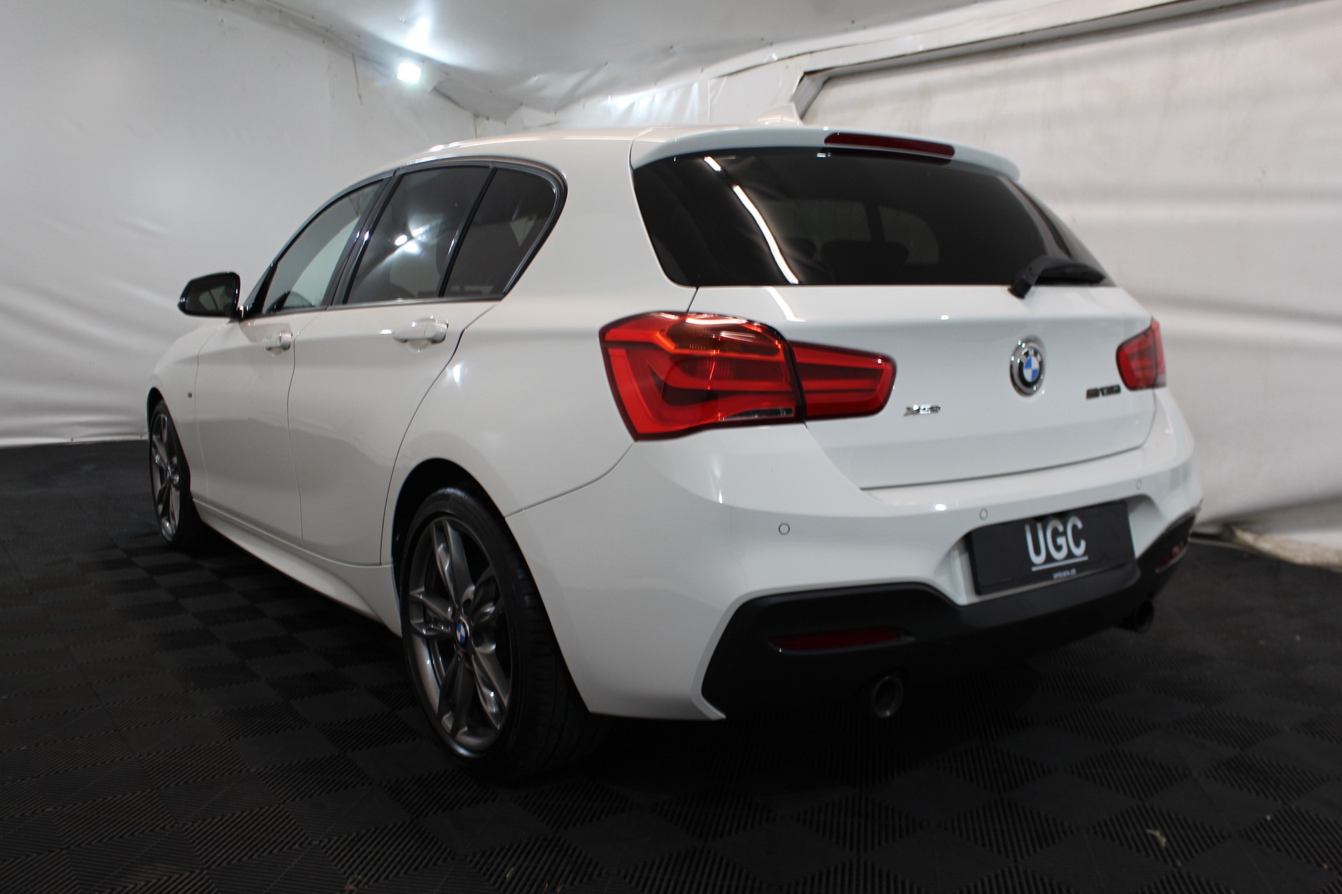BMW M135i xDrive-showroom-element-3