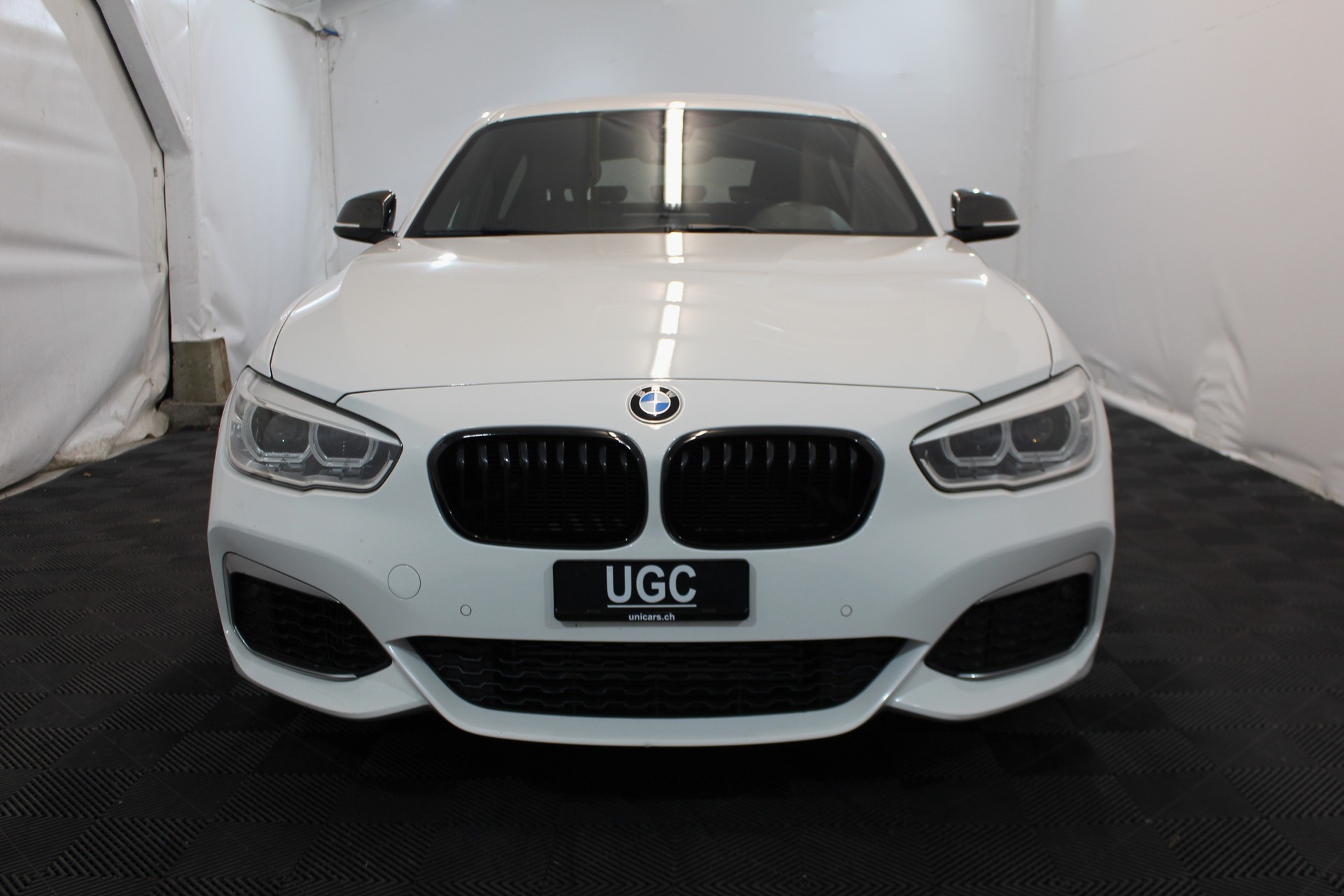 BMW M135i xDrive-showroom-element-1