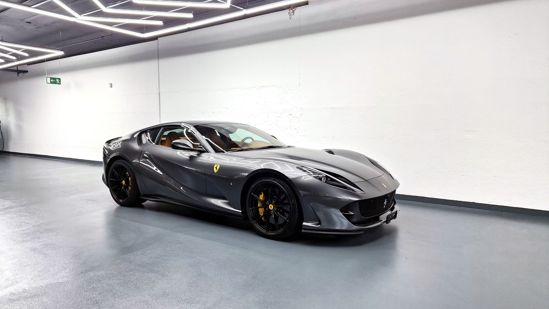 FERRARI 812 Superfast 6.5-showroom-element-1