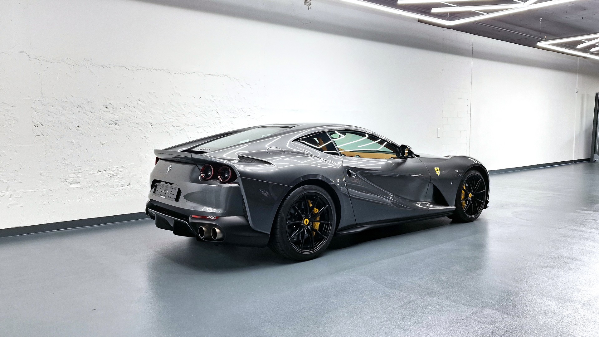 FERRARI 812 Superfast 6.5-showroom-element-2