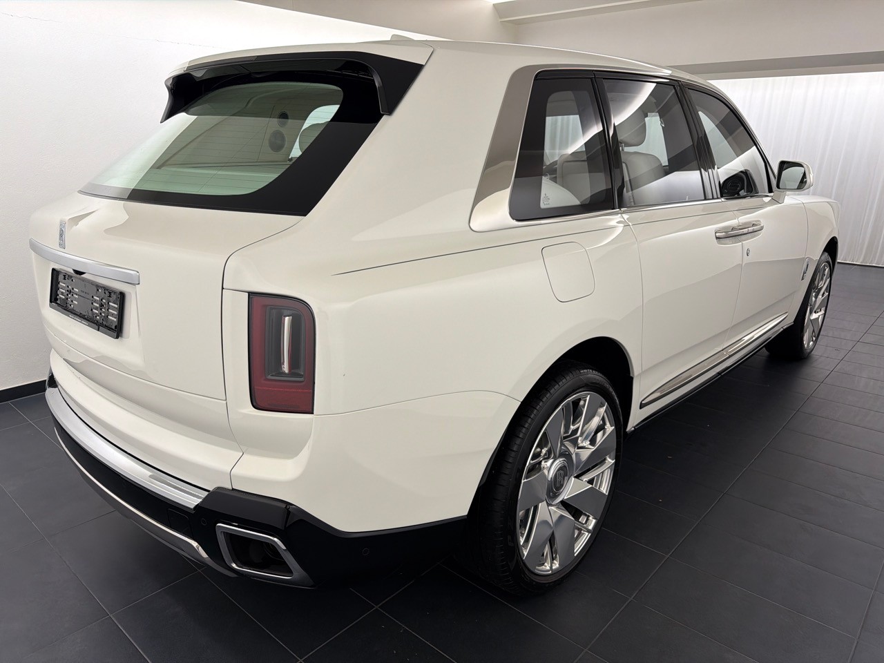 ROLLS-ROYCE Cullinan 6.7 V12-showroom-element-2
