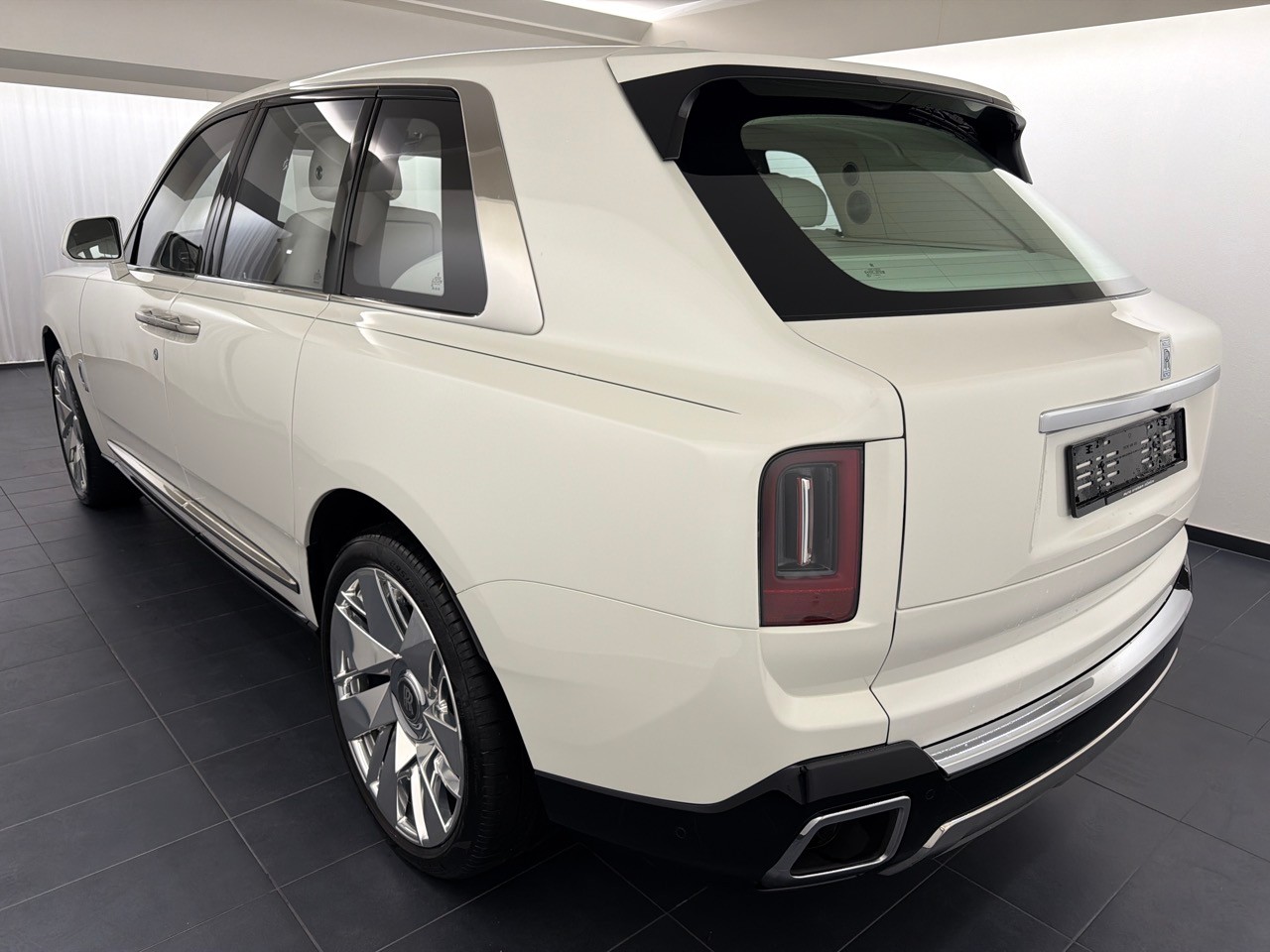 ROLLS-ROYCE Cullinan 6.7 V12-showroom-element-1
