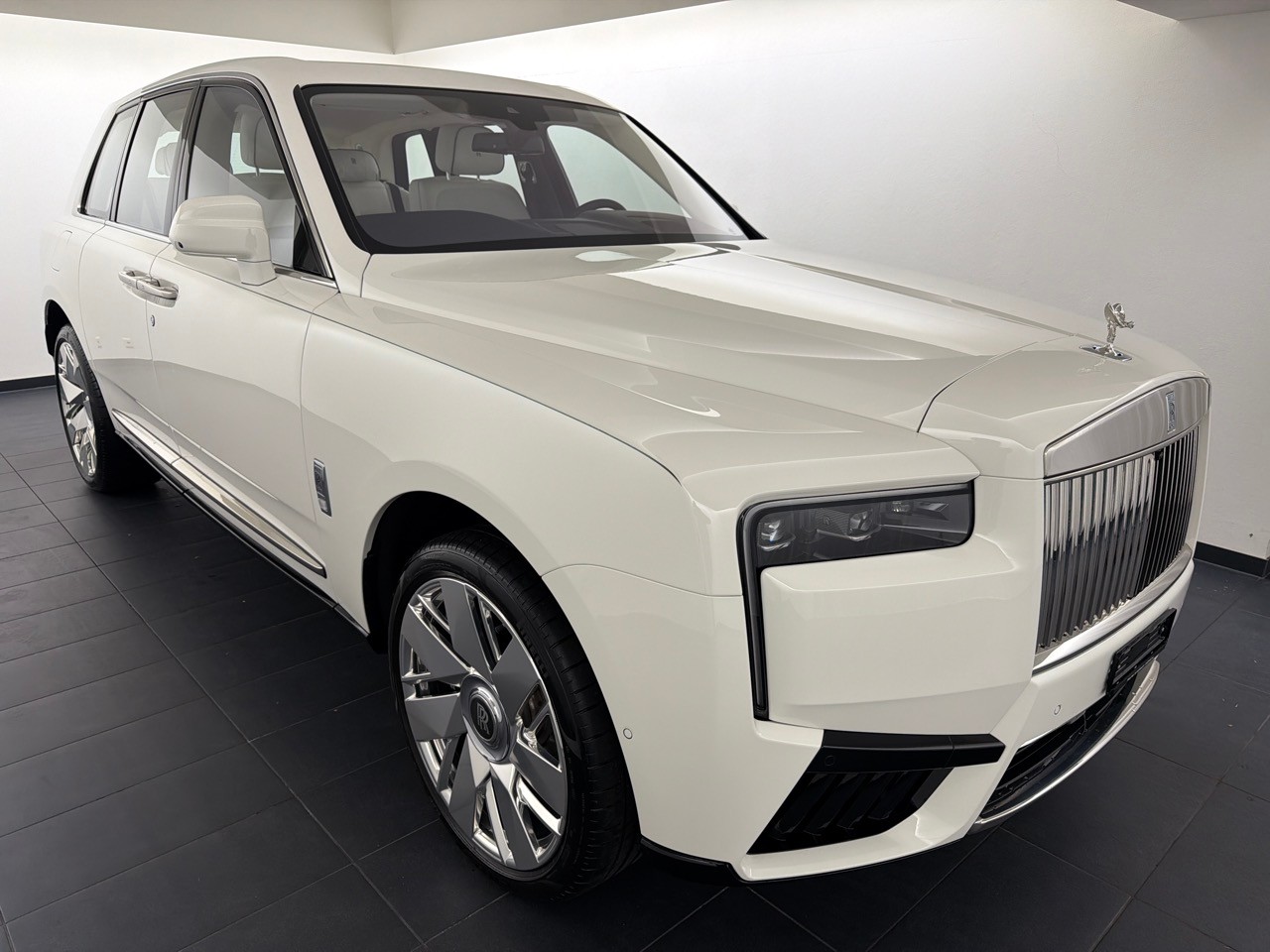 ROLLS-ROYCE Cullinan 6.7 V12-showroom-element-3
